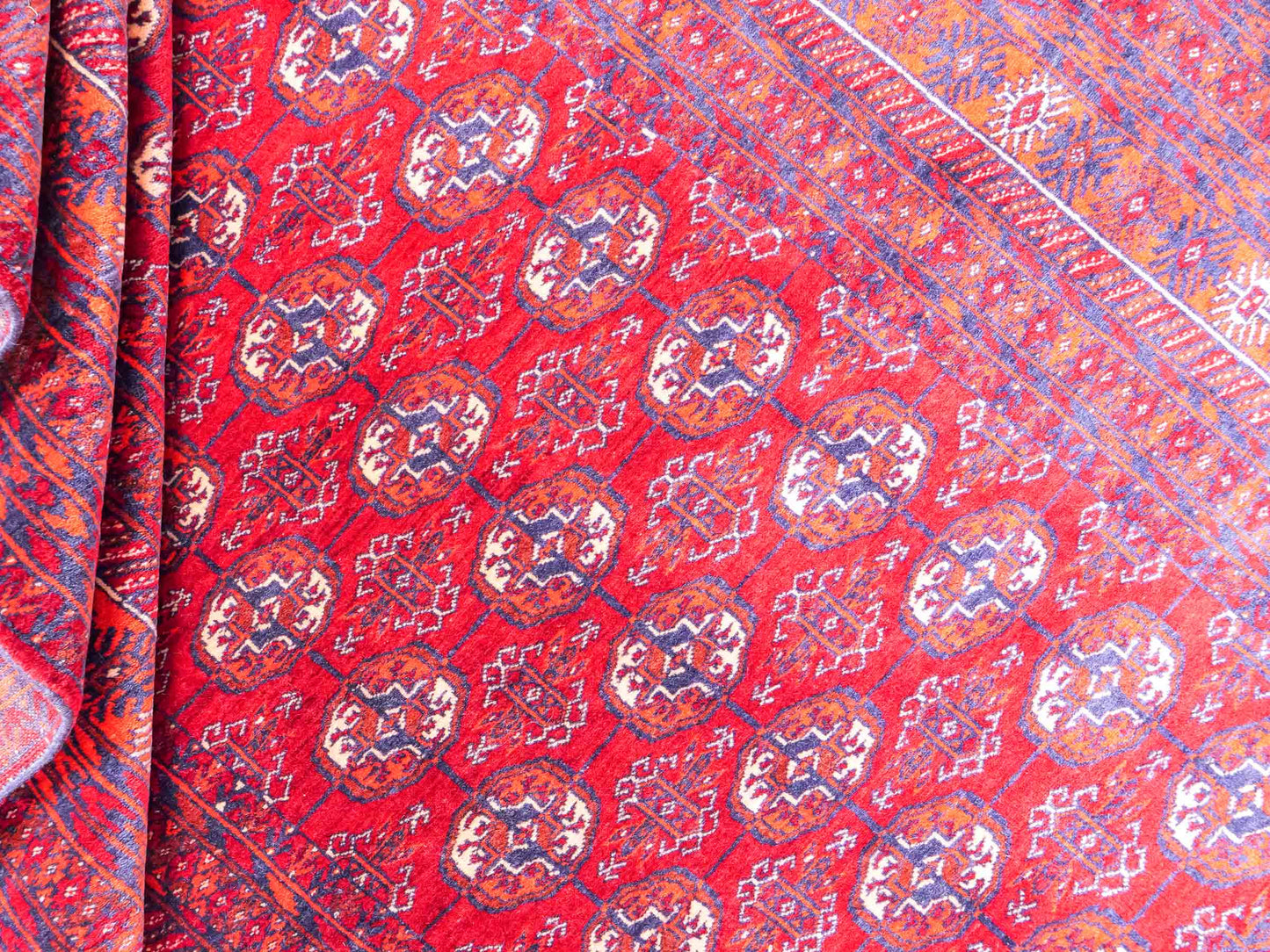 Feiner, handgeknüpfter Afghan Mauri Wollteppich mit Seidenkette von Khademi. Größe: 169 x 113 cm. Farbe: Rot, blau. Verkauf durch JUPITER Intl.