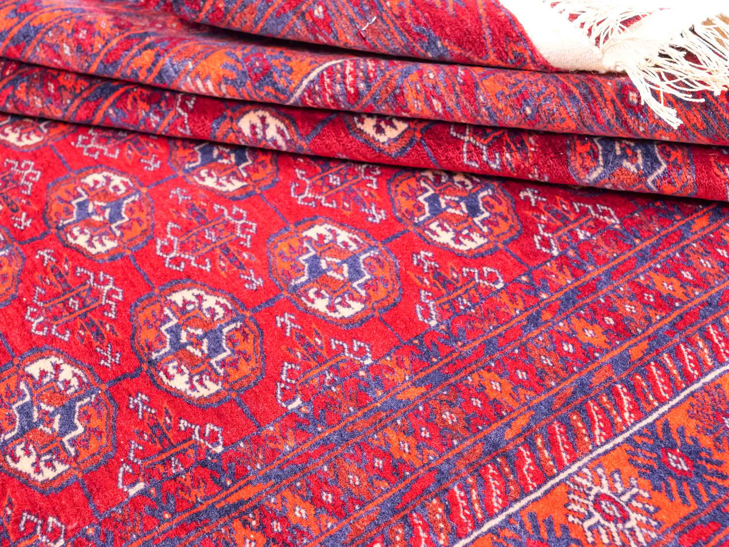 Feiner, handgeknüpfter Afghan Mauri Wollteppich mit Seidenkette von Khademi. Größe: 169 x 113 cm. Farbe: Rot, blau. Verkauf durch JUPITER Intl.