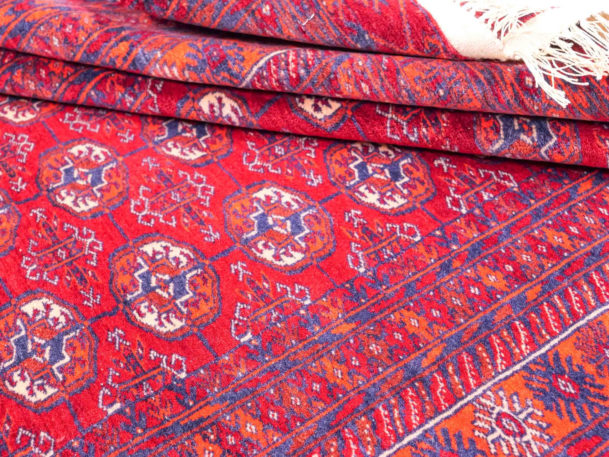 Feiner, handgeknüpfter Afghan Mauri Wollteppich mit Seidenkette von Khademi. Größe: 169 x 113 cm. Farbe: Rot, blau. Verkauf durch JUPITER Intl.