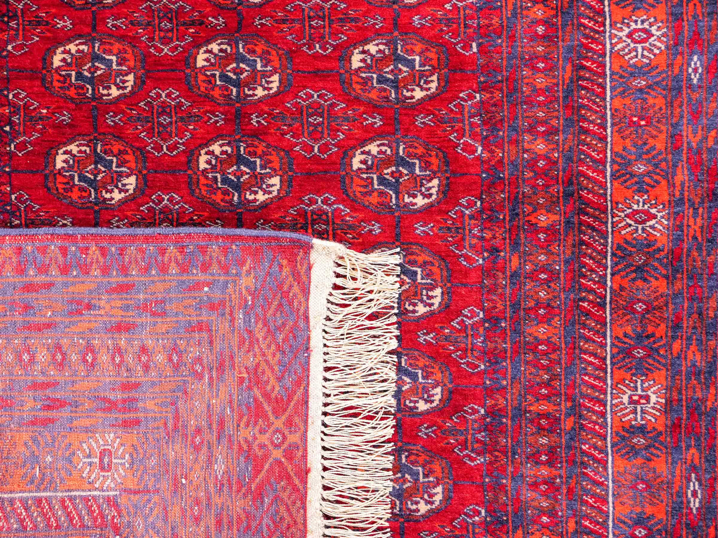 Feiner, handgeknüpfter Afghan Mauri Wollteppich mit Seidenkette von Khademi. Größe: 169 x 113 cm. Farbe: Rot, blau. Verkauf durch JUPITER Intl.