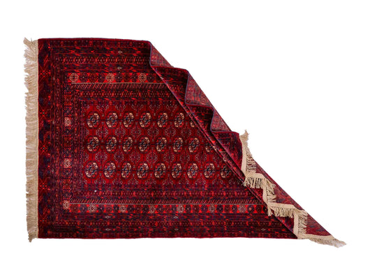 Feiner, handgeknüpfter Afghan Mauri Wollteppich mit Seidenkette von Khademi. Größe: 169 x 113 cm. Farbe: Rot, blau. Verkauf durch JUPITER Intl.