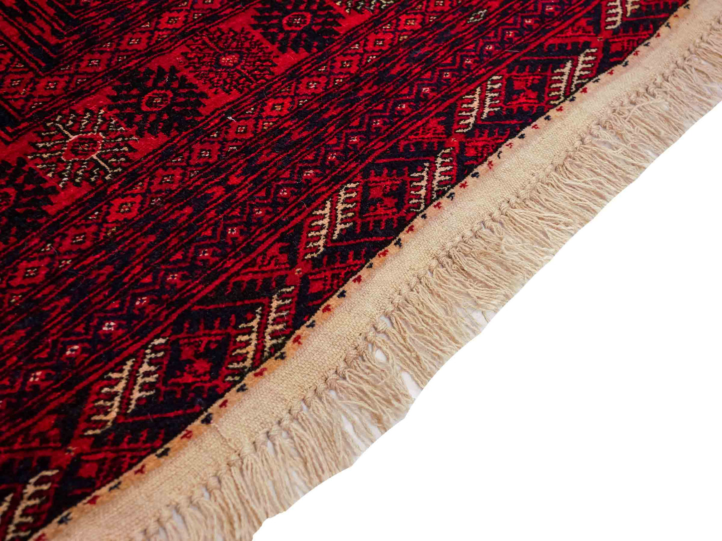 Feiner, handgeknüpfter Afghan Mauri Wollteppich von Khademi. Größe: 175 x 128 cm. Farbe: Rot, beige. Verkauf durch JUPITER Intl.