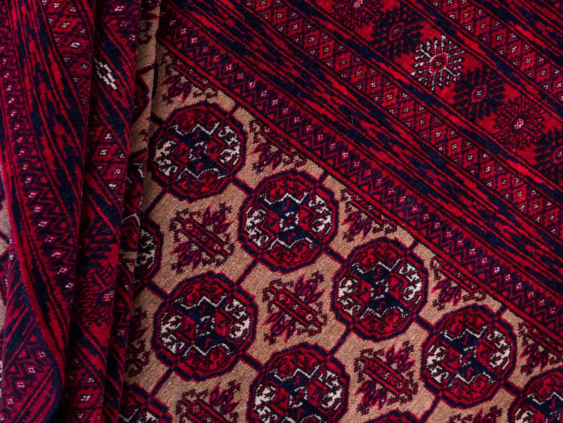 Feiner, handgeknüpfter Afghan Mauri Wollteppich von Khademi. Größe: 175 x 128 cm. Farbe: Rot, beige. Verkauf durch JUPITER Intl.