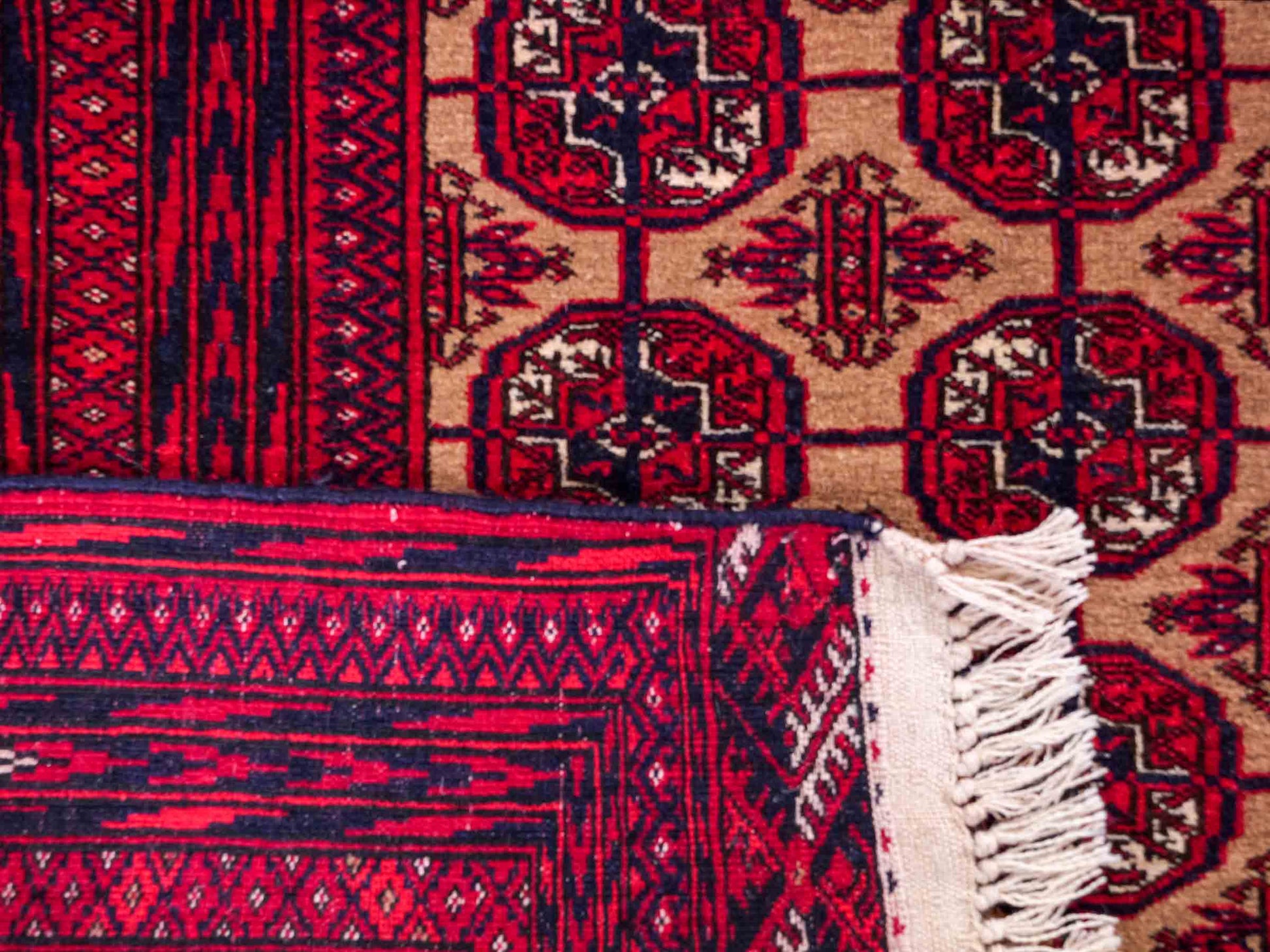 Feiner, handgeknüpfter Afghan Mauri Wollteppich von Khademi. Größe: 175 x 128 cm. Farbe: Rot, beige. Verkauf durch JUPITER Intl.