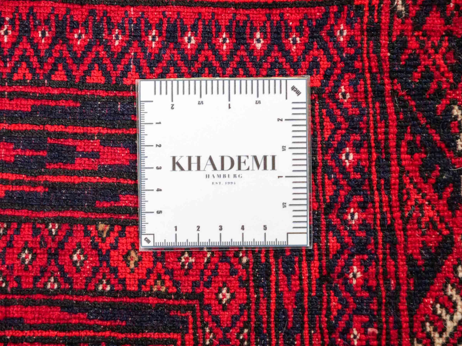 Feiner, handgeknüpfter Afghan Mauri Wollteppich von Khademi. Größe: 175 x 128 cm. Farbe: Rot, beige. Verkauf durch JUPITER Intl.