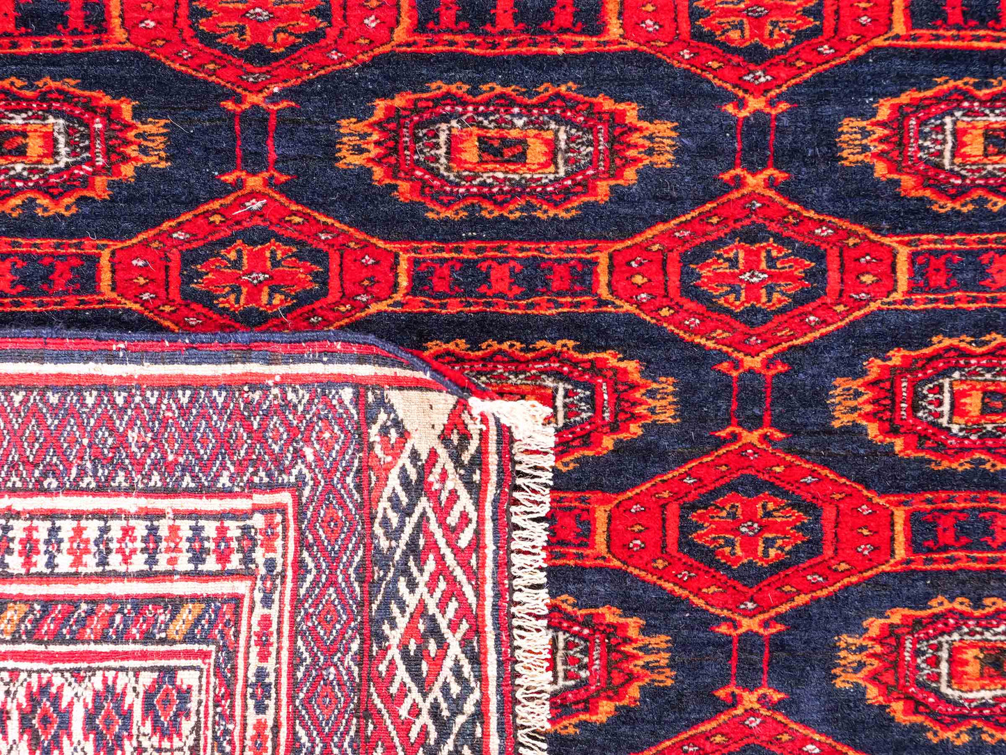 Feiner, handgeknüpfter Afghan Mauri Wollteppich von Khademi. Größe: 177 x 133 cm. Farbe: Rot, blau, cremeweiß. Verkauf durch JUPITER Intl.