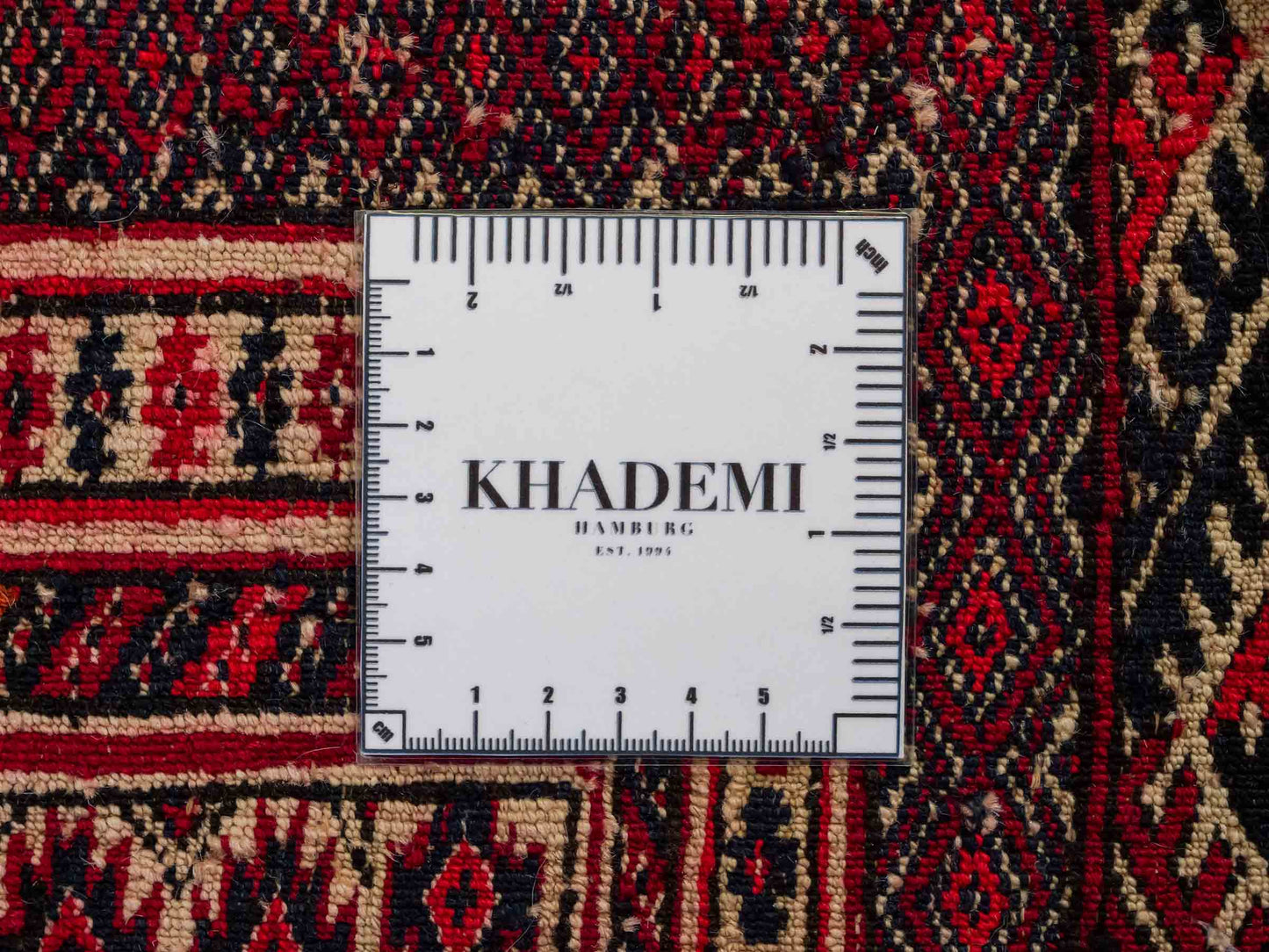 Feiner, handgeknüpfter Afghan Mauri Wollteppich von Khademi. Größe: 177 x 133 cm. Farbe: Rot, blau, cremeweiß. Verkauf durch JUPITER Intl.