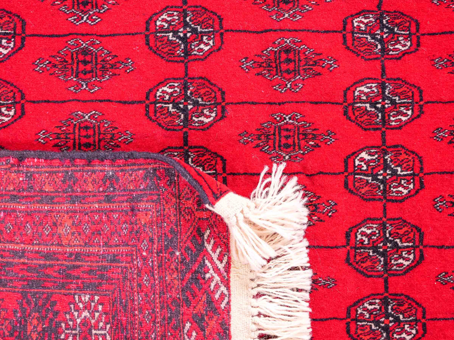 Feiner, handgeknüpfter Afghan Mauri Wollteppich von Khademi. Größe: 180 x 137 cm. Farbe: Rot, blau. Verkauf durch JUPITER Intl.