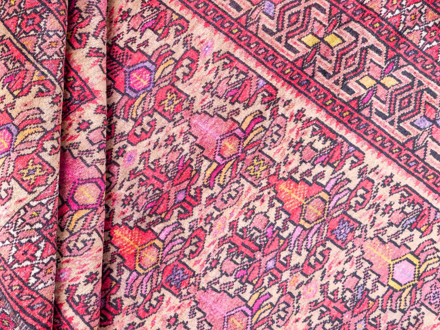 Feiner, handgeknüpfter Afghan Wollteppich von Khademi. Größe: 143 x 105 cm. Farbe: Cremeweiß, beige, rosa, lila. Verkauf durch JUPITER Intl.