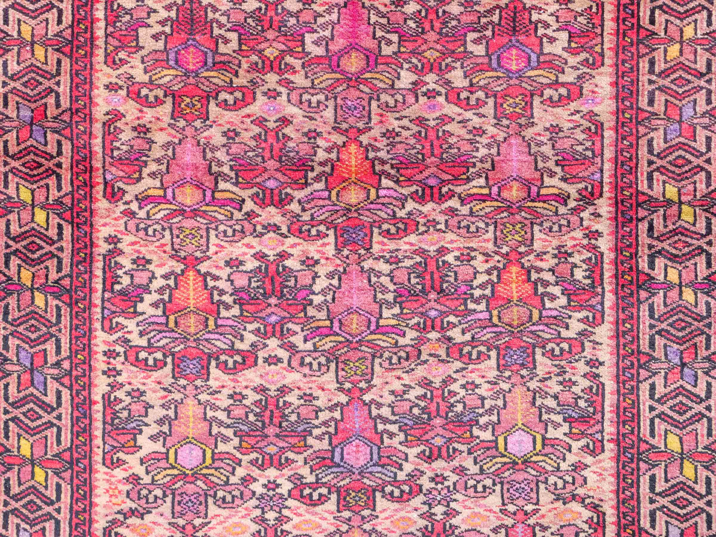 Feiner, handgeknüpfter Afghan Wollteppich von Khademi. Größe: 143 x 105 cm. Farbe: Cremeweiß, beige, rosa, lila. Verkauf durch JUPITER Intl.