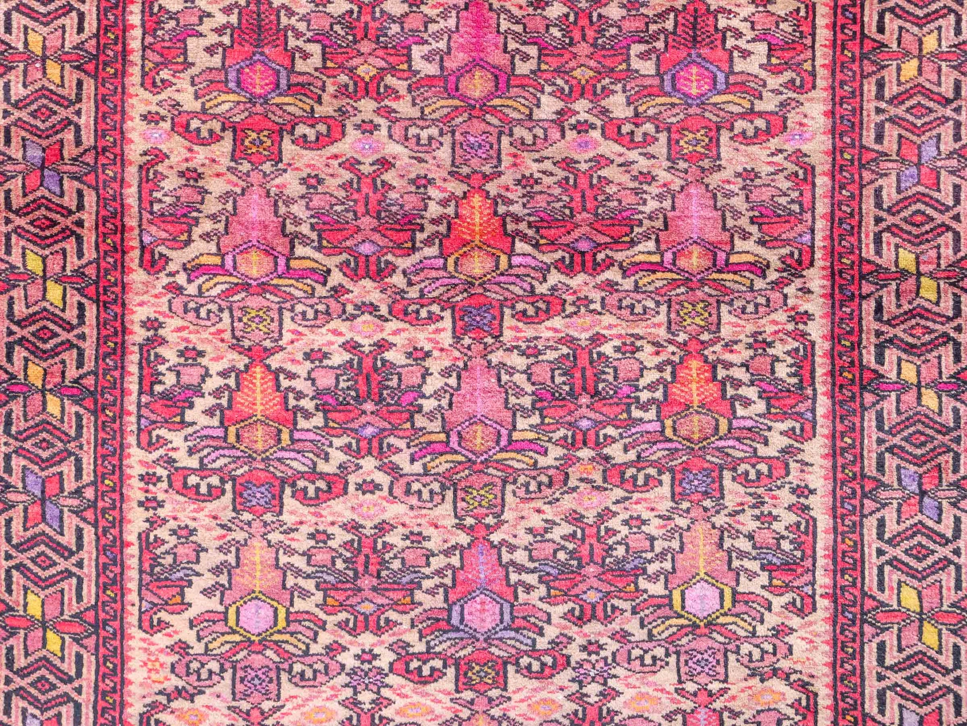 Feiner, handgeknüpfter Afghan Wollteppich von Khademi. Größe: 143 x 105 cm. Farbe: Cremeweiß, beige, rosa, lila. Verkauf durch JUPITER Intl.