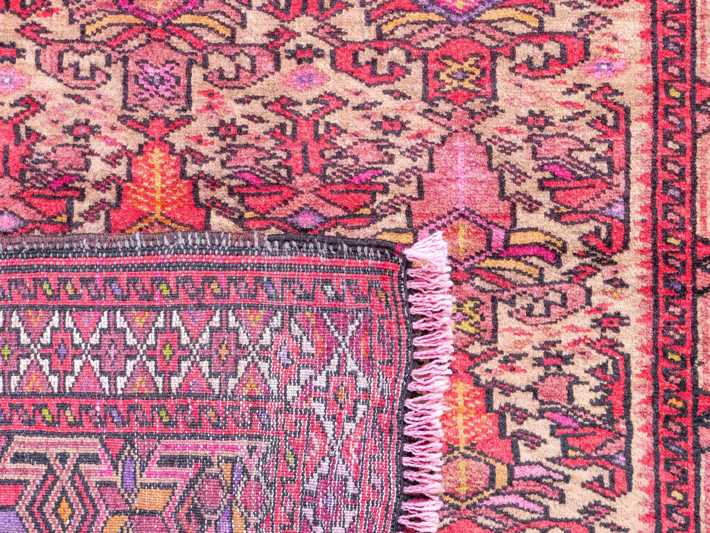 Feiner, handgeknüpfter Afghan Wollteppich von Khademi. Größe: 143 x 105 cm. Farbe: Cremeweiß, beige, rosa, lila. Verkauf durch JUPITER Intl.