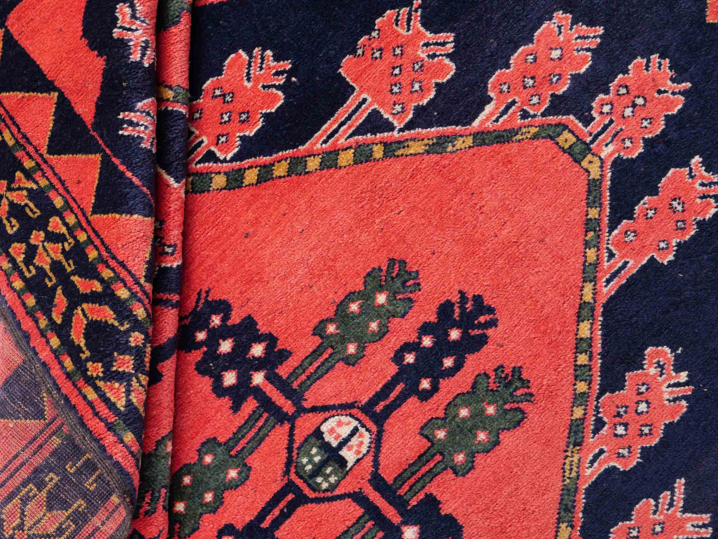 Feiner, handgeknüpfter Afghan Wollteppich von Khademi. Größe: 154 x 126 cm. Farbe: Rot. Verkauf durch JUPITER Intl.