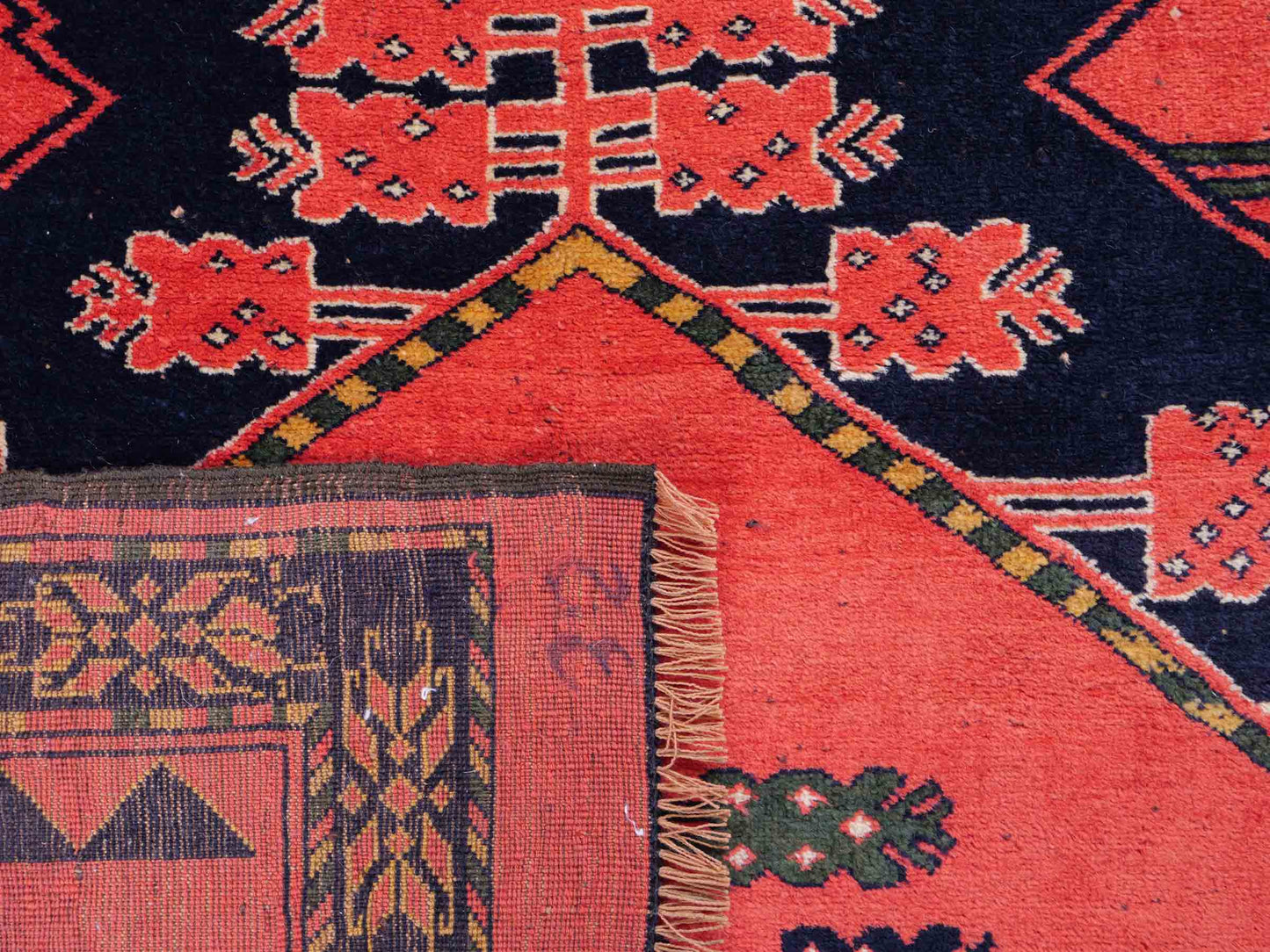 Feiner, handgeknüpfter Afghan Wollteppich von Khademi. Größe: 154 x 126 cm. Farbe: Rot. Verkauf durch JUPITER Intl.