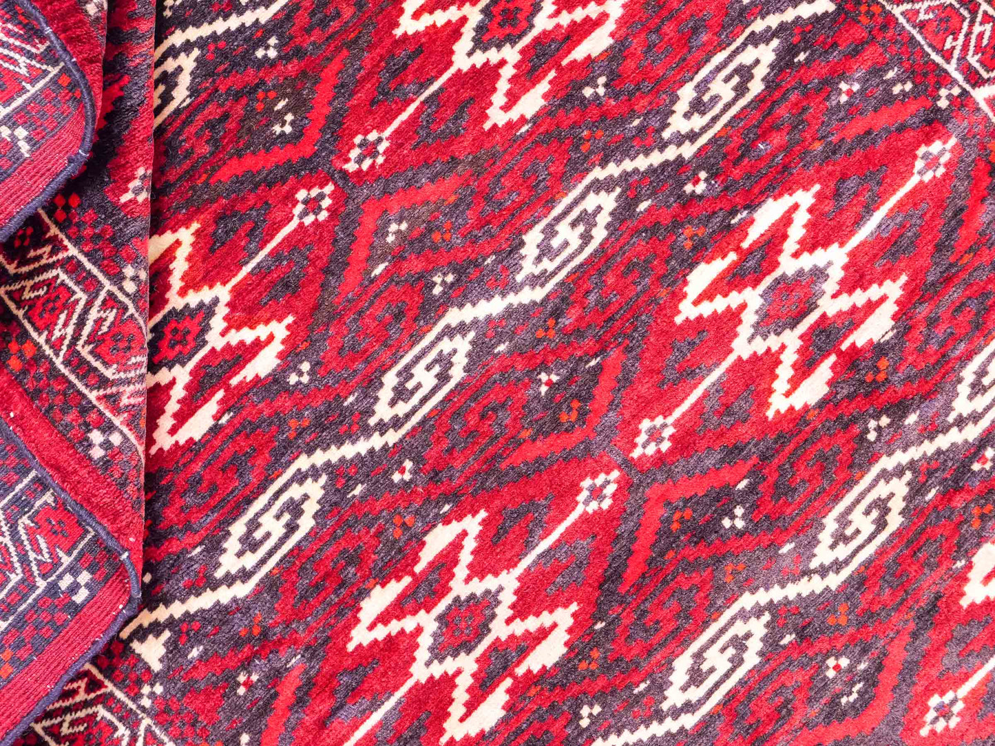 Feiner, handgeknüpfter Afghan Wollteppich von Khademi. Größe: 165 x 90 cm. Farbe: Rot. Verkauf durch JUPITER Intl.