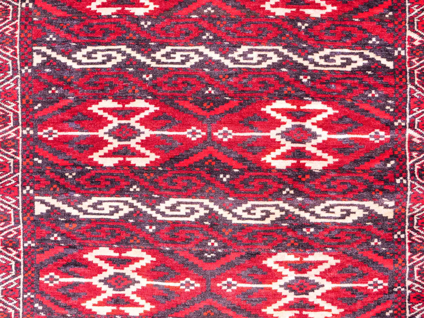 Feiner, handgeknüpfter Afghan Wollteppich von Khademi. Größe: 165 x 90 cm. Farbe: Rot. Verkauf durch JUPITER Intl.