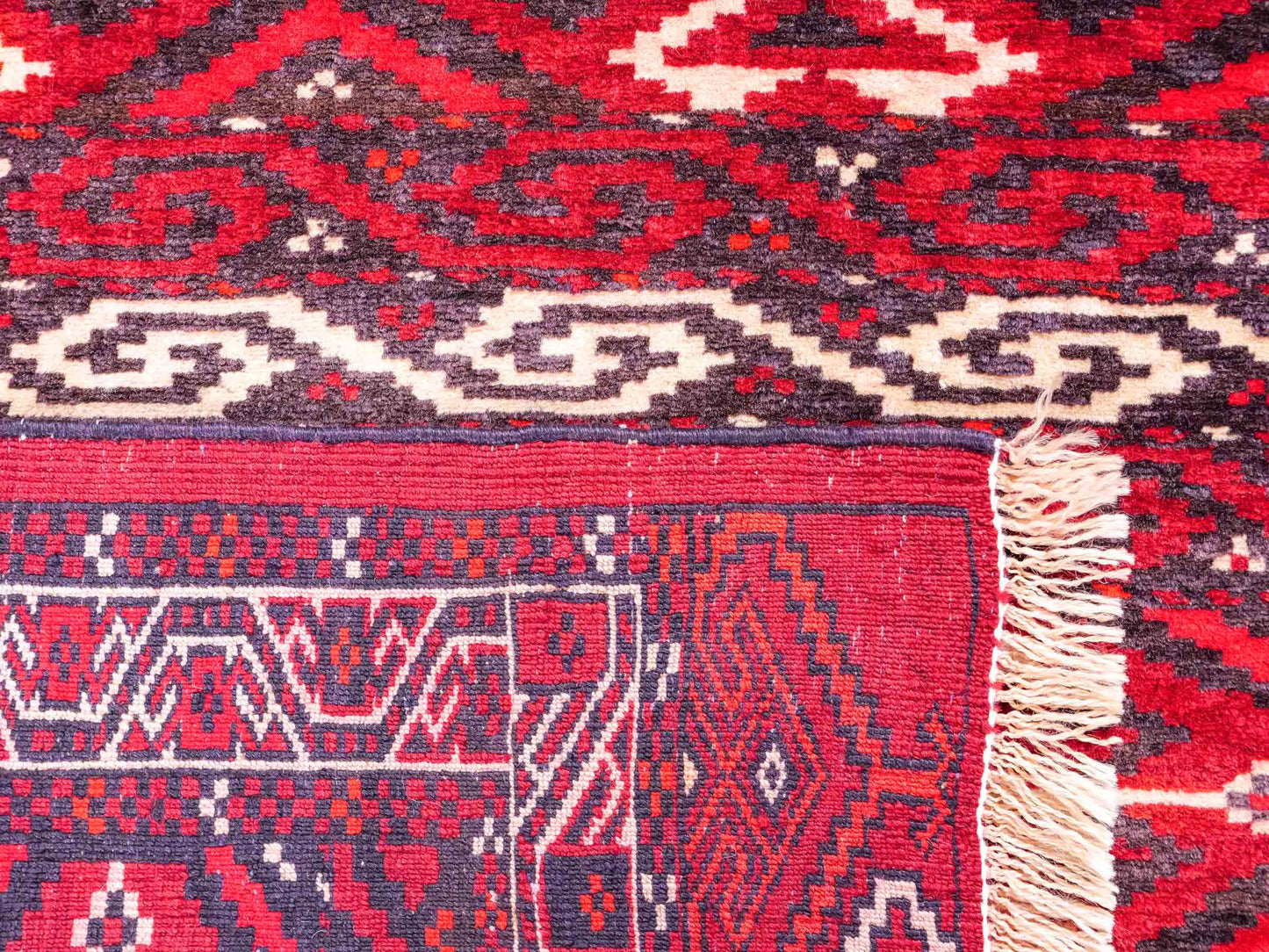 Feiner, handgeknüpfter Afghan Wollteppich von Khademi. Größe: 165 x 90 cm. Farbe: Rot. Verkauf durch JUPITER Intl.