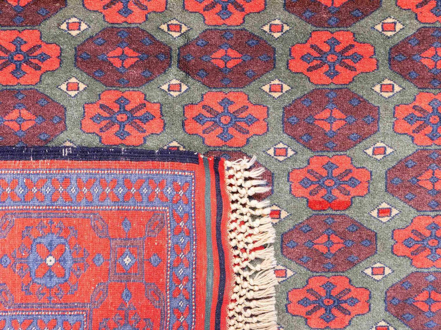 Feiner, handgeknüpfter Afghan Wollteppich von Khademi. Größe: 170 x 130 cm. Farbe: Rot, grün. Verkauf durch JUPITER Intl.