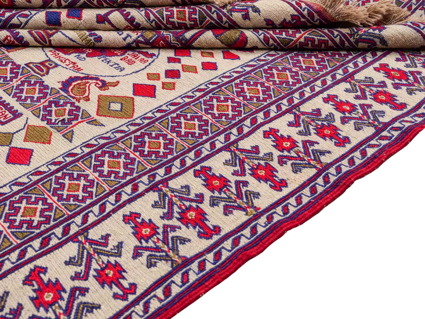 Feiner, handgeknüpfter Afghan Wollteppich von Khademi. Größe: 172 x 137 cm. Farbe: Cremeweiß, blau, rot. Verkauf durch JUPITER Intl.