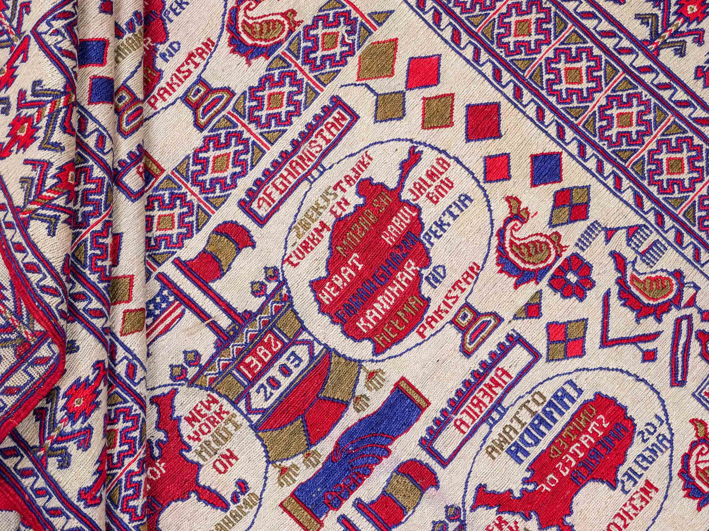 Feiner, handgeknüpfter Afghan Wollteppich von Khademi. Größe: 172 x 137 cm. Farbe: Cremeweiß, blau, rot. Verkauf durch JUPITER Intl.
