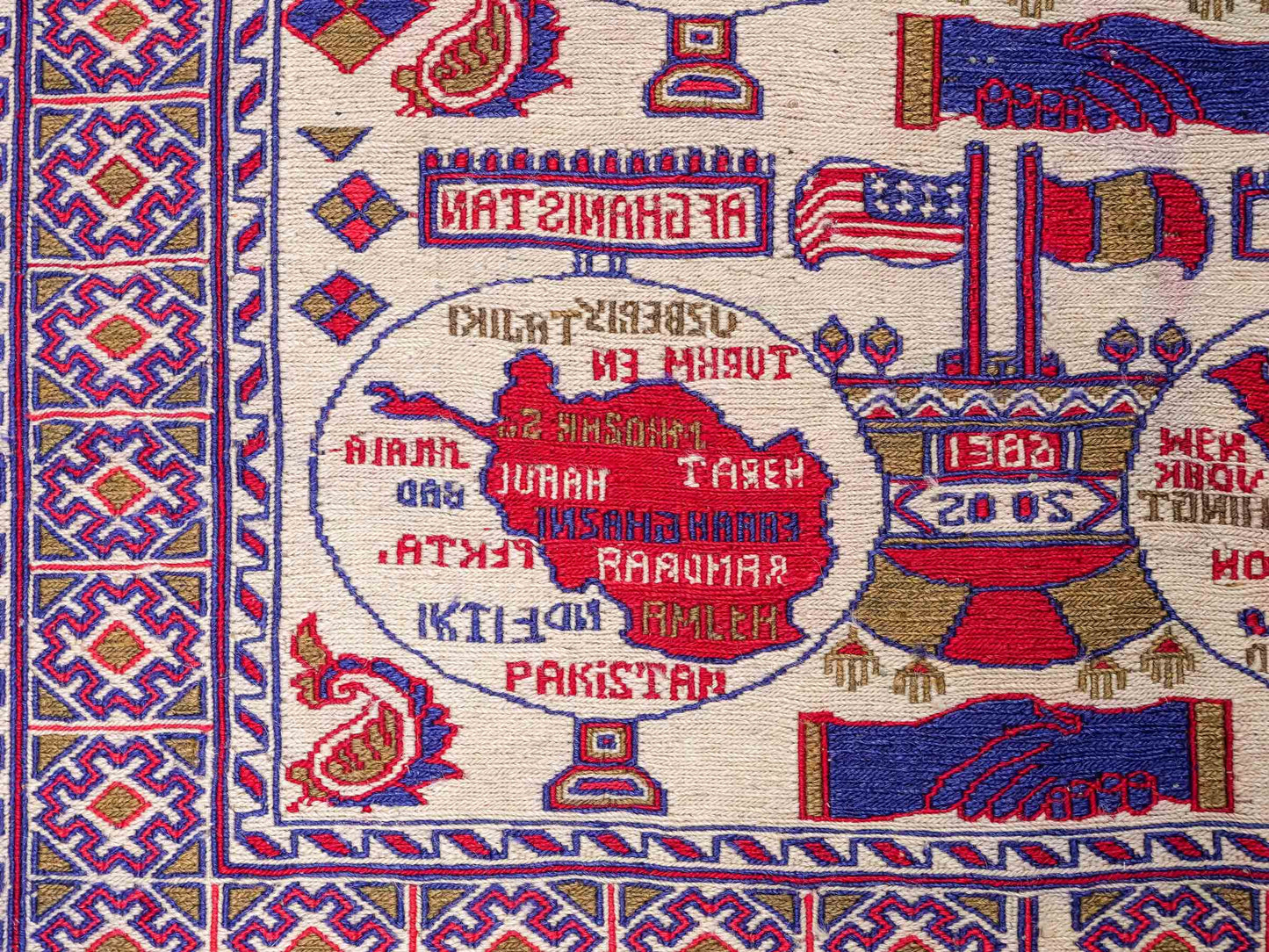 Feiner, handgeknüpfter Afghan Wollteppich von Khademi. Größe: 172 x 137 cm. Farbe: Cremeweiß, blau, rot. Verkauf durch JUPITER Intl.