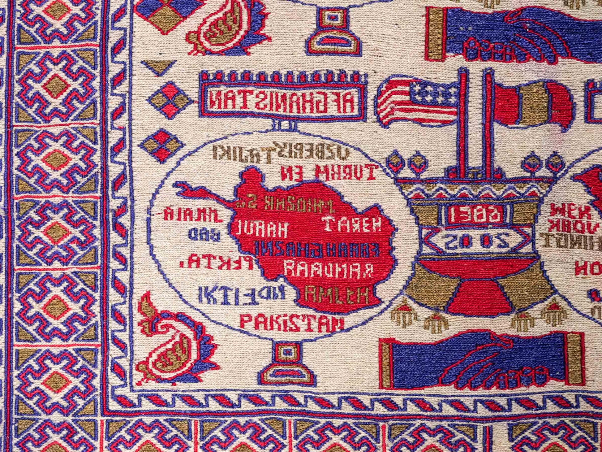 Feiner, handgeknüpfter Afghan Wollteppich von Khademi. Größe: 172 x 137 cm. Farbe: Cremeweiß, blau, rot. Verkauf durch JUPITER Intl.