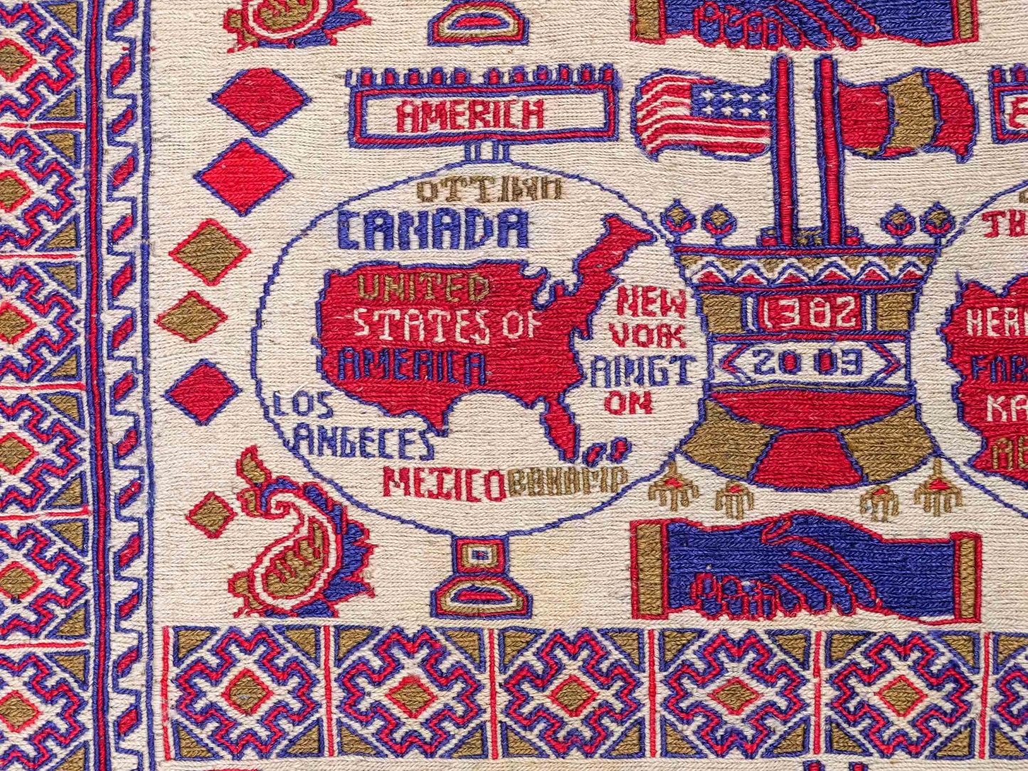 Feiner, handgeknüpfter Afghan Wollteppich von Khademi. Größe: 172 x 137 cm. Farbe: Cremeweiß, blau, rot. Verkauf durch JUPITER Intl.