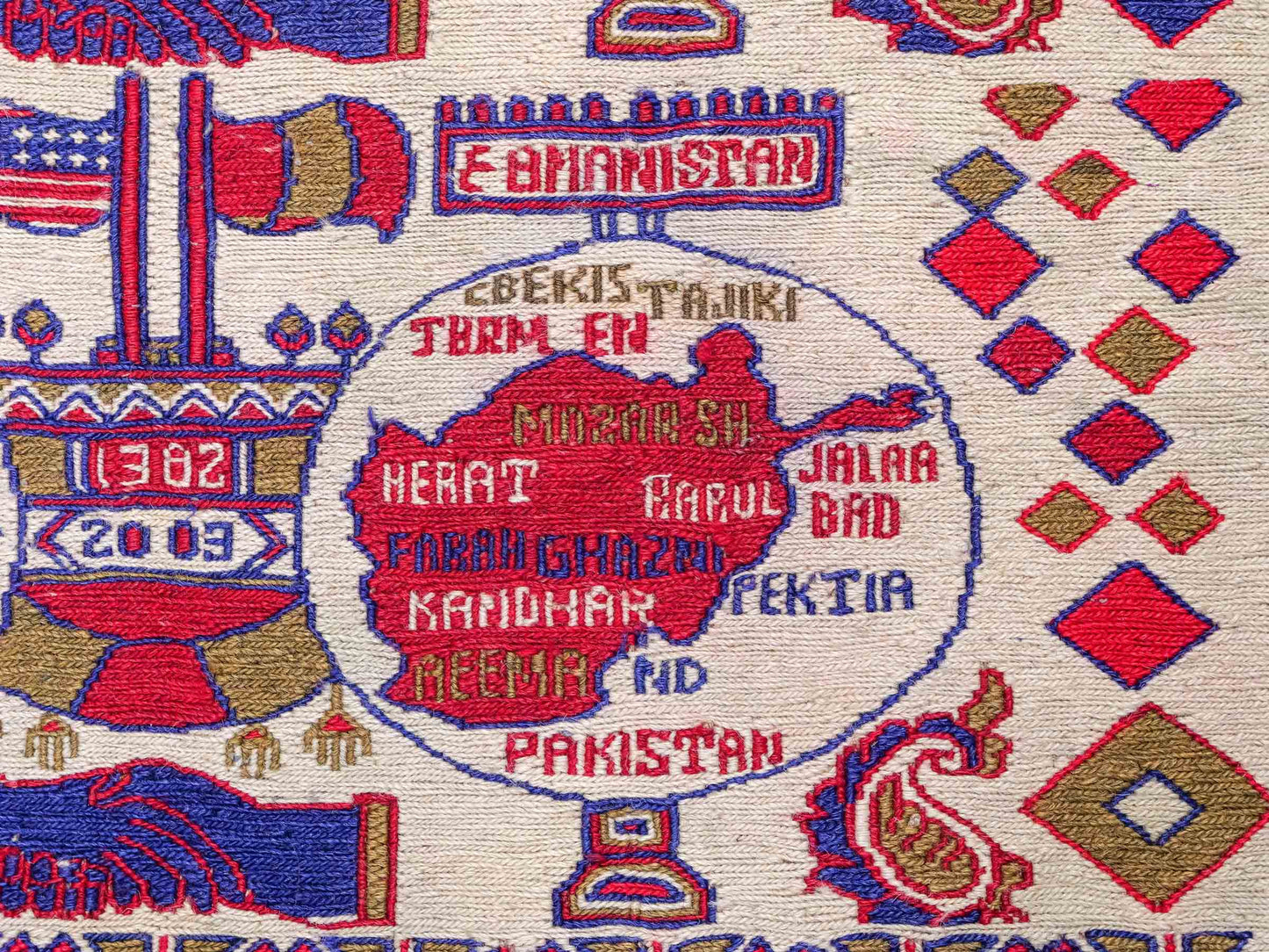 Feiner, handgeknüpfter Afghan Wollteppich von Khademi. Größe: 172 x 137 cm. Farbe: Cremeweiß, blau, rot. Verkauf durch JUPITER Intl.