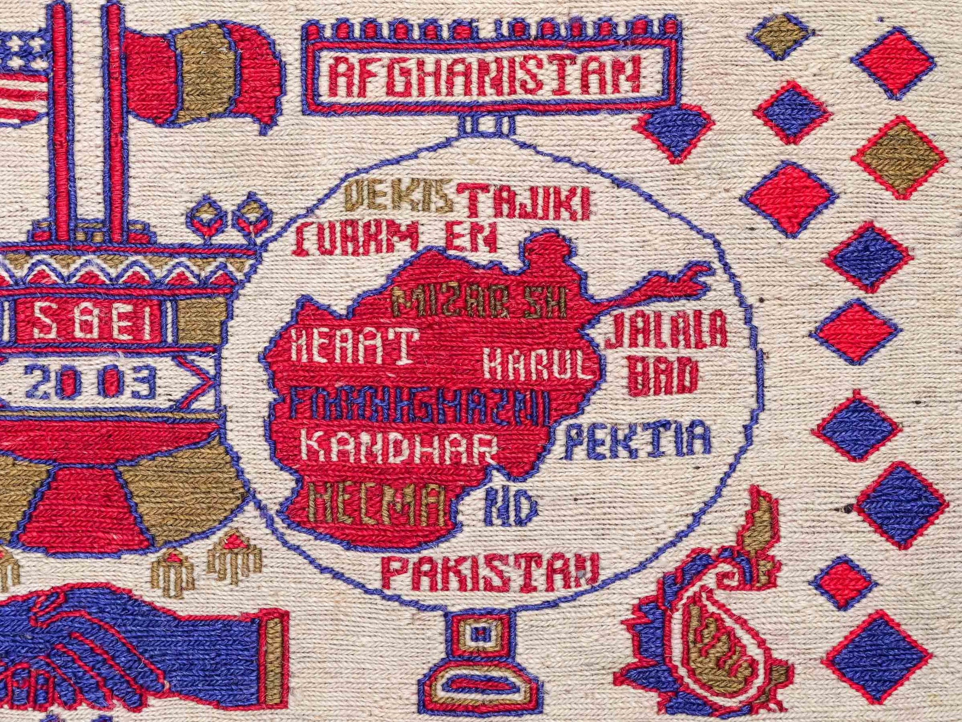 Feiner, handgeknüpfter Afghan Wollteppich von Khademi. Größe: 172 x 137 cm. Farbe: Cremeweiß, blau, rot. Verkauf durch JUPITER Intl.