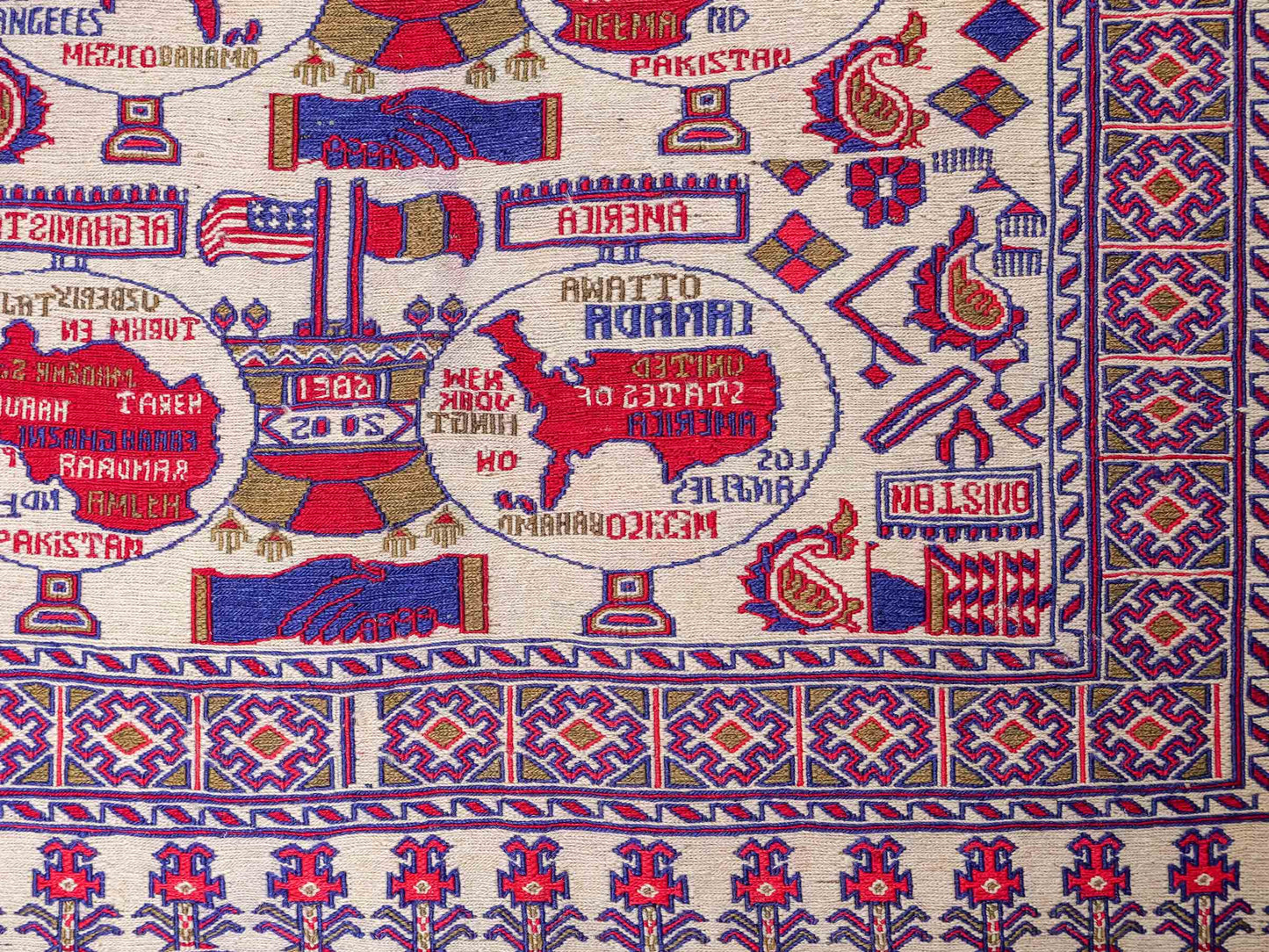 Feiner, handgeknüpfter Afghan Wollteppich von Khademi. Größe: 172 x 137 cm. Farbe: Cremeweiß, blau, rot. Verkauf durch JUPITER Intl.