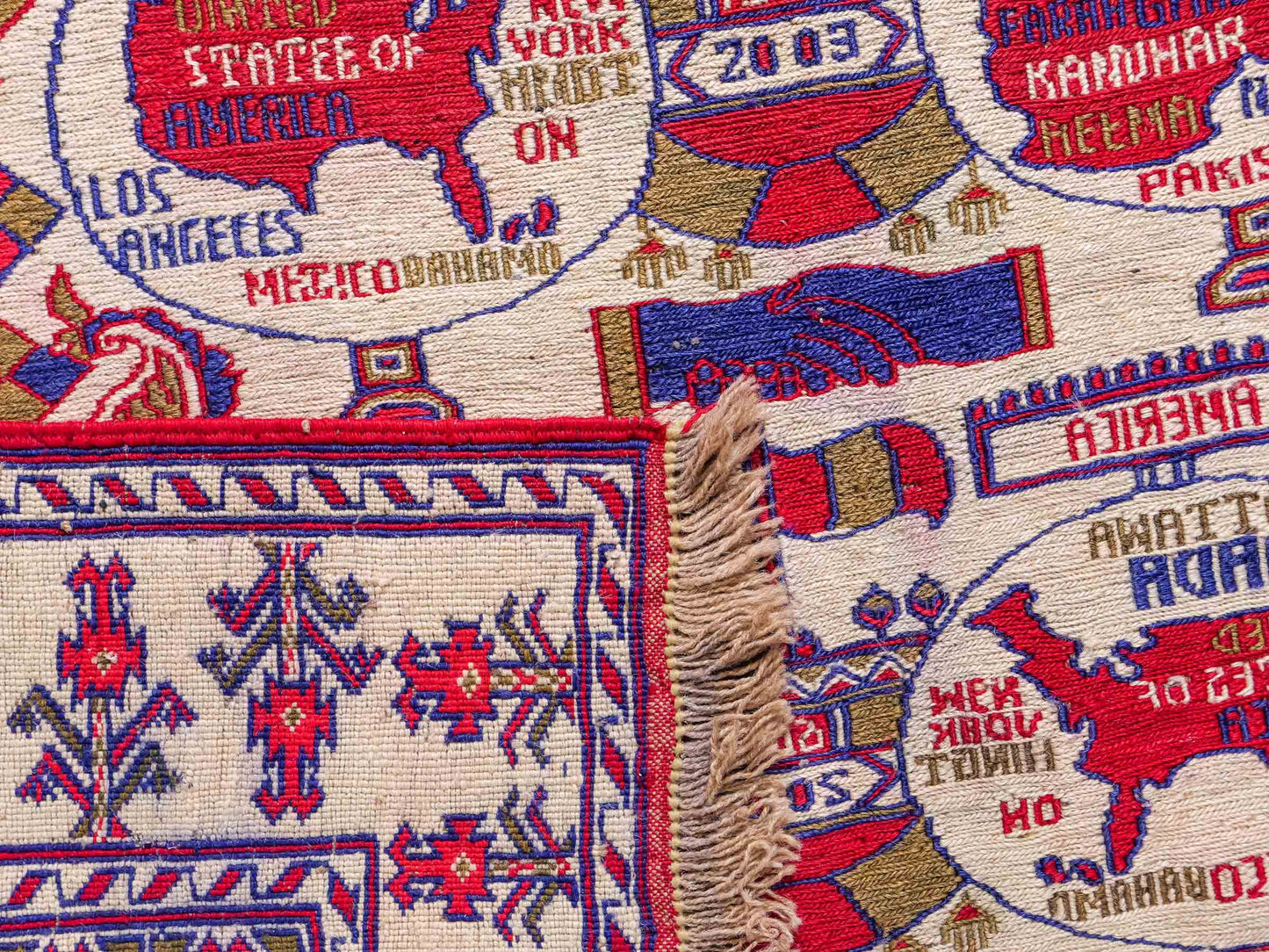 Feiner, handgeknüpfter Afghan Wollteppich von Khademi. Größe: 172 x 137 cm. Farbe: Cremeweiß, blau, rot. Verkauf durch JUPITER Intl.