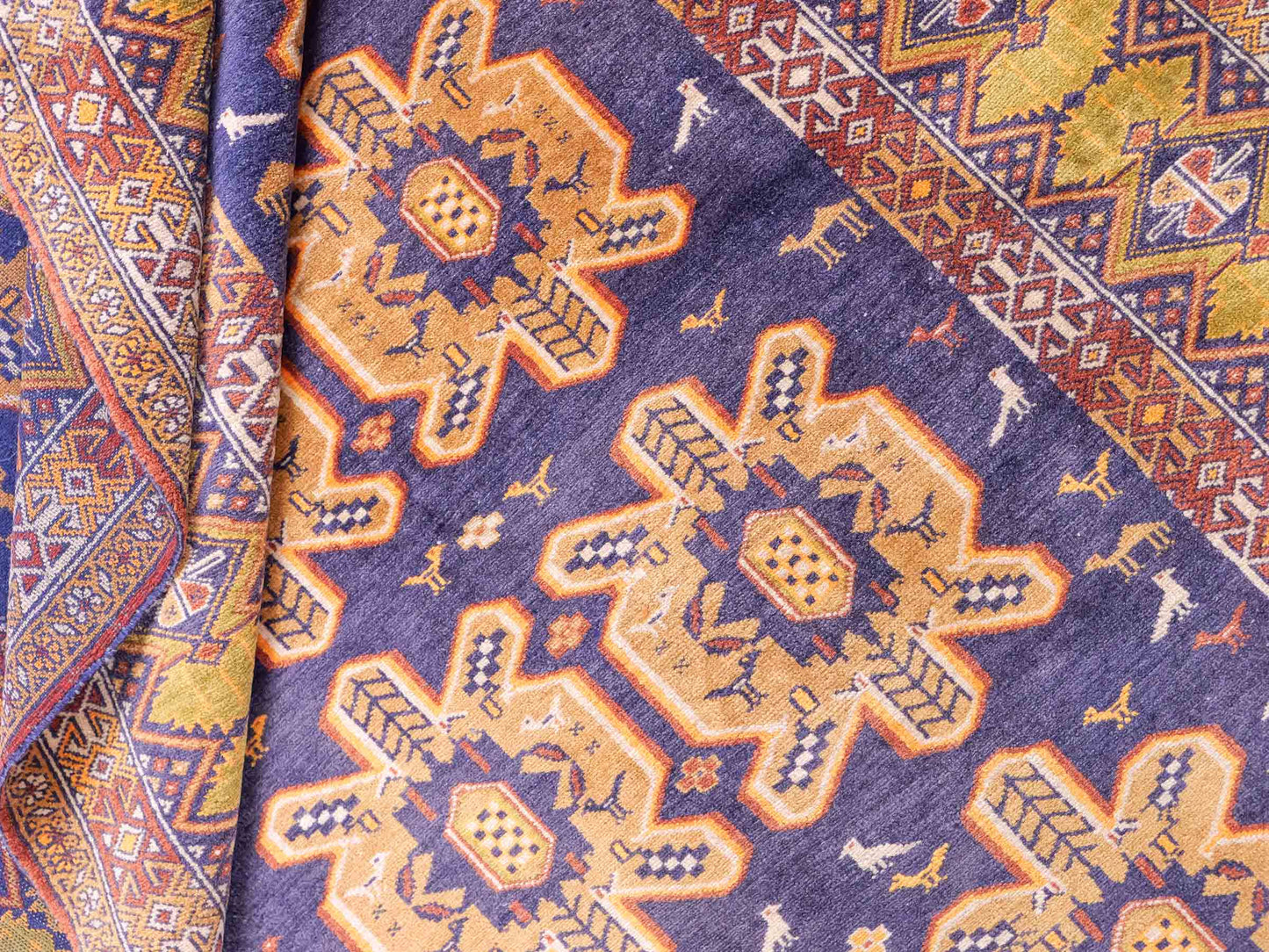 Feiner, handgeknüpfter Afghan Wollteppich mit Seidenkette von Khademi. Größe: 175 x 108 cm. Farbe: Gold, blau. Verkauf durch JUPITER Intl.