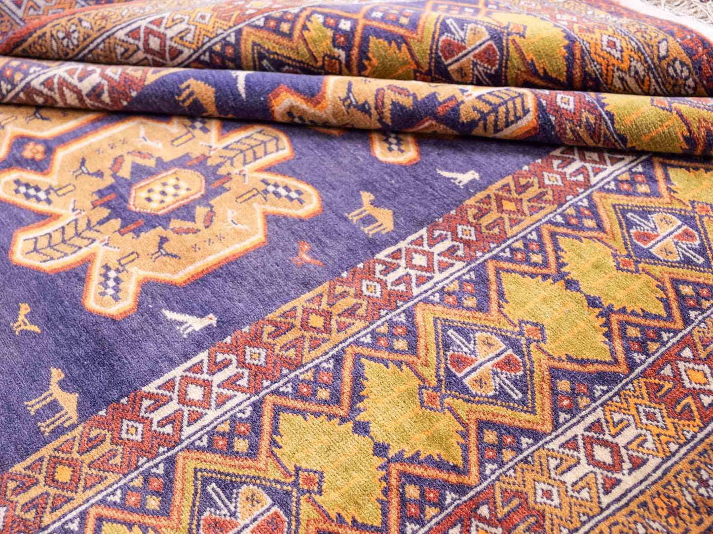 Feiner, handgeknüpfter Afghan Wollteppich mit Seidenkette von Khademi. Größe: 175 x 108 cm. Farbe: Gold, blau. Verkauf durch JUPITER Intl.