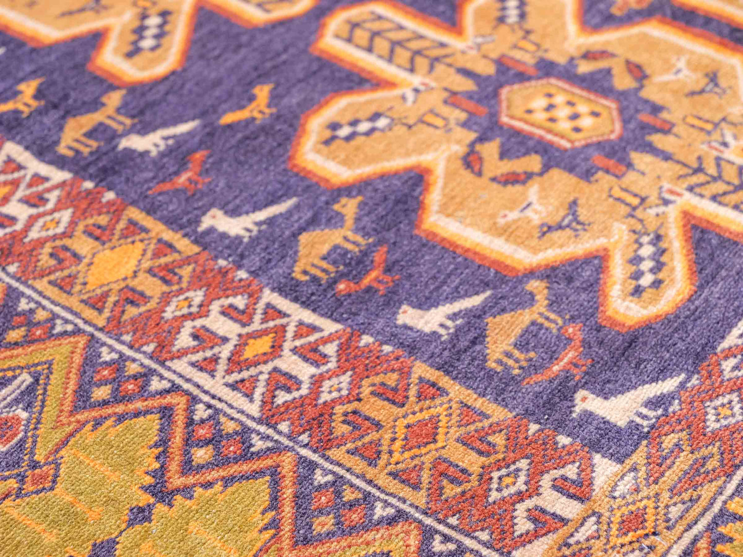 Feiner, handgeknüpfter Afghan Wollteppich mit Seidenkette von Khademi. Größe: 175 x 108 cm. Farbe: Gold, blau. Verkauf durch JUPITER Intl.