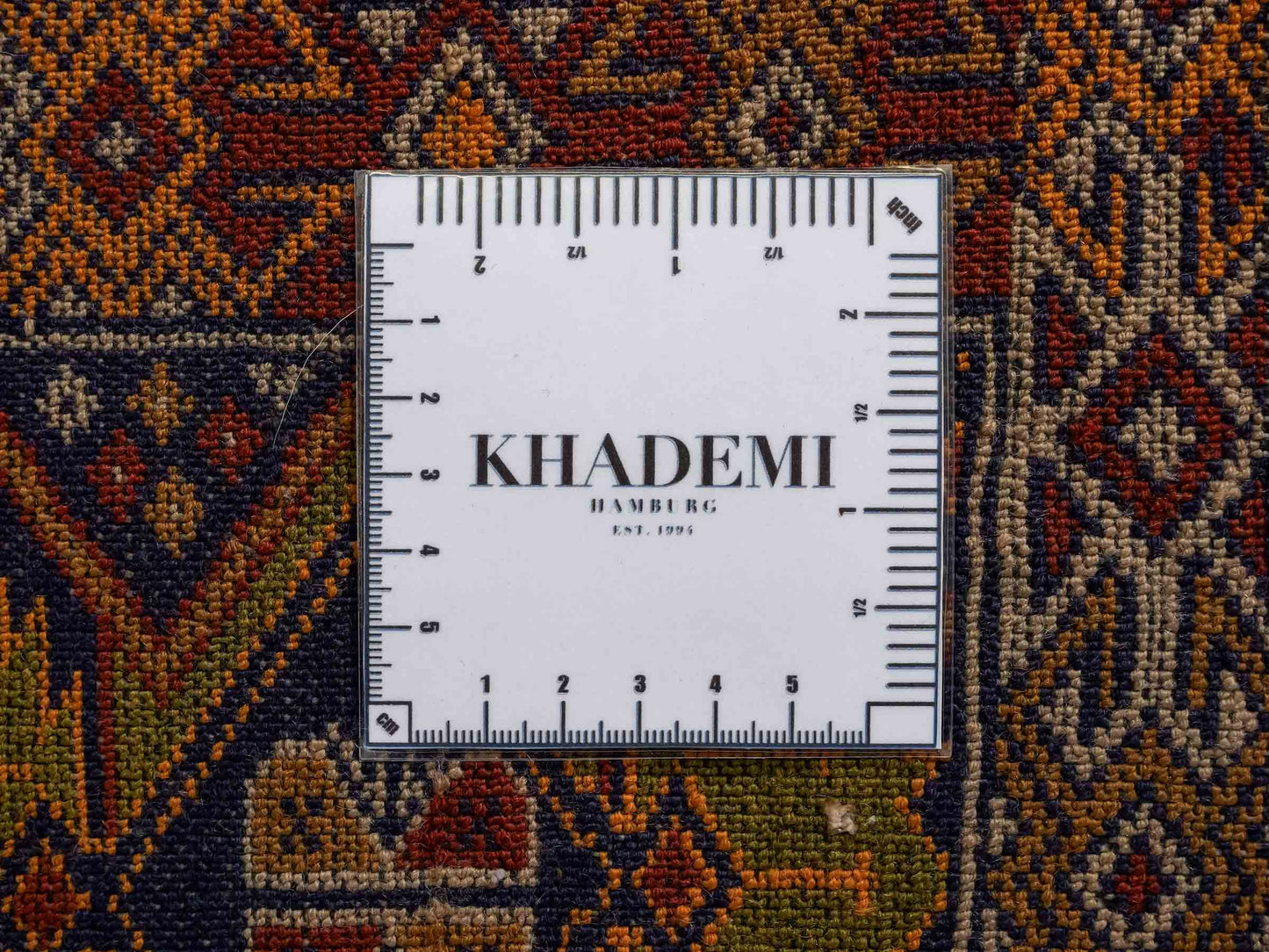 Feiner, handgeknüpfter Afghan Wollteppich mit Seidenkette von Khademi. Größe: 175 x 108 cm. Farbe: Gold, blau. Verkauf durch JUPITER Intl.