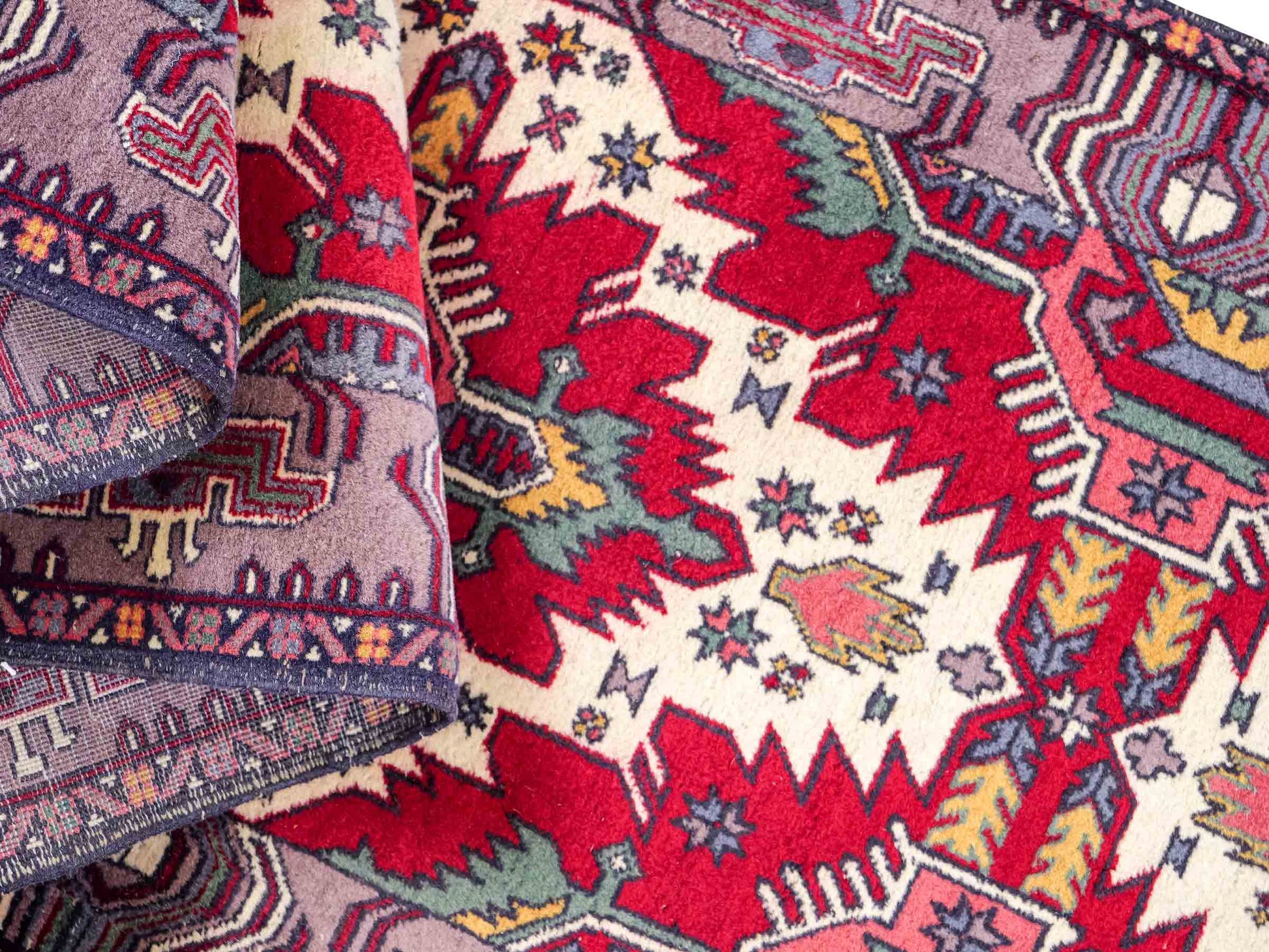 Feiner, handgeknüpfter Afghan Wollteppich von Khademi. Größe: 288 x 80 cm. Farbe: Rot, cremeweiß. Verkauf durch JUPITER Intl.