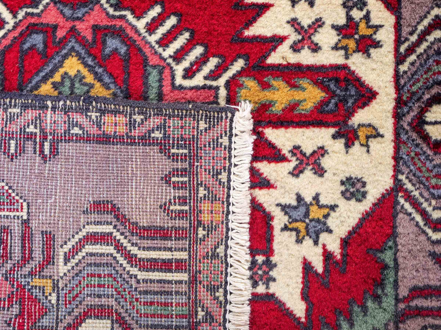 Feiner, handgeknüpfter Afghan Wollteppich von Khademi. Größe: 288 x 80 cm. Farbe: Rot, cremeweiß. Verkauf durch JUPITER Intl.