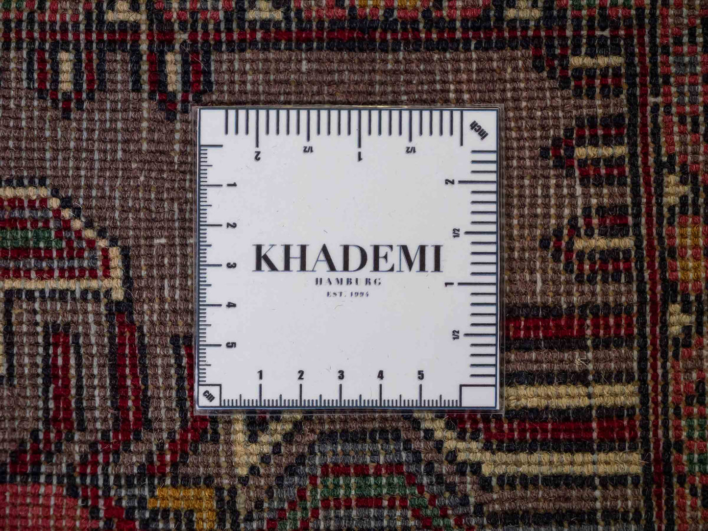 Feiner, handgeknüpfter Afghan Wollteppich von Khademi. Größe: 288 x 80 cm. Farbe: Rot, cremeweiß. Verkauf durch JUPITER Intl.