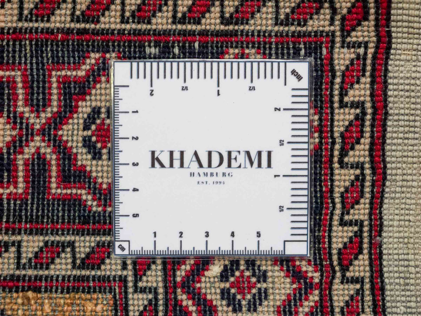 Feiner, handgeknüpfter Afghan Mauri Orientteppich aus Wolle mit Seide von Khademi. Farbe: Beige, gold, blau. Größe: 70 x 55 cm. Vertrieb durch JUPITER Intl.