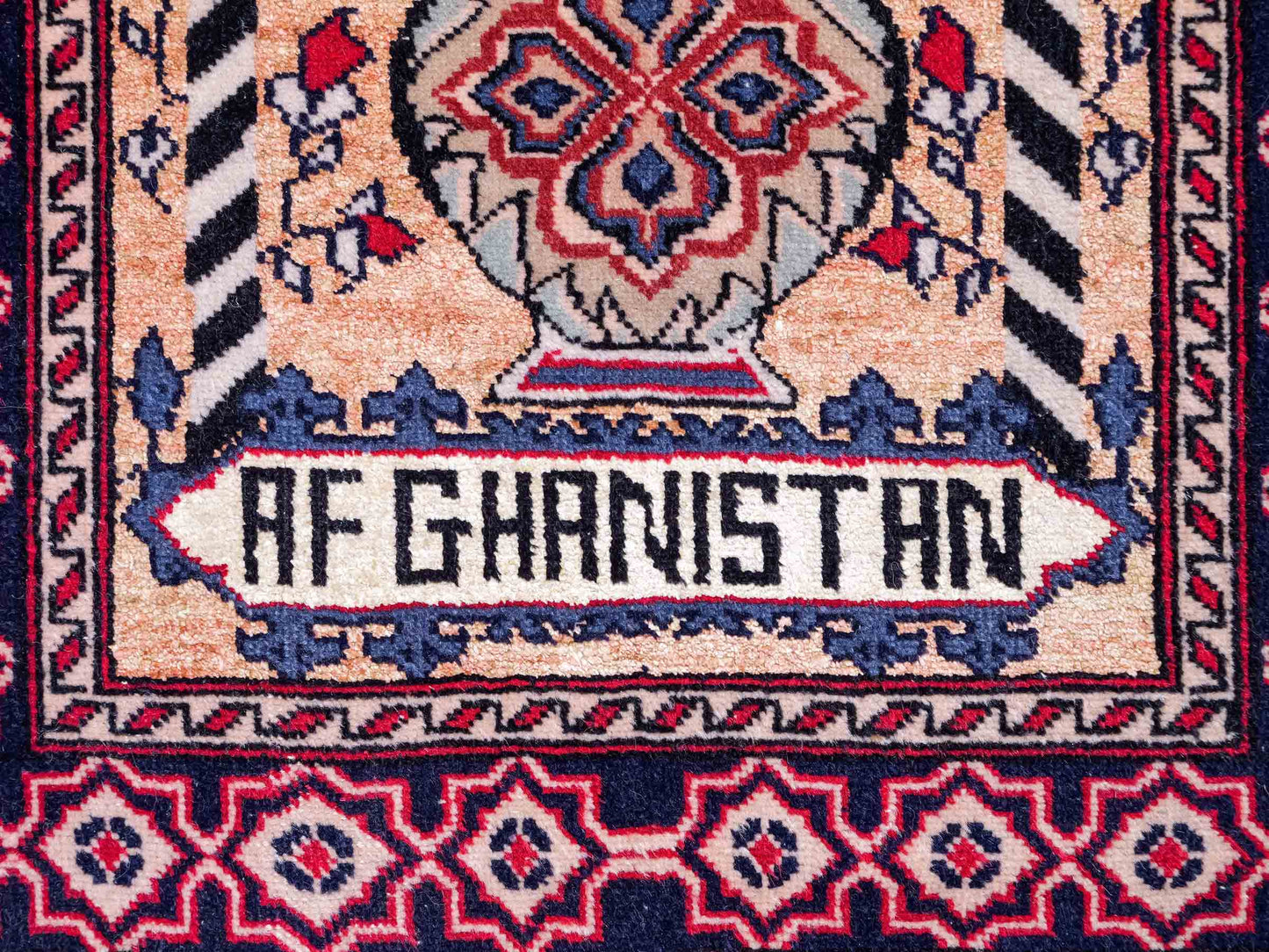 Feiner, handgeknüpfter Afghan Mauri Orientteppich aus Wolle mit Seide von Khademi. Farbe: Beige, gold, blau. Größe: 70 x 55 cm. Vertrieb durch JUPITER Intl.