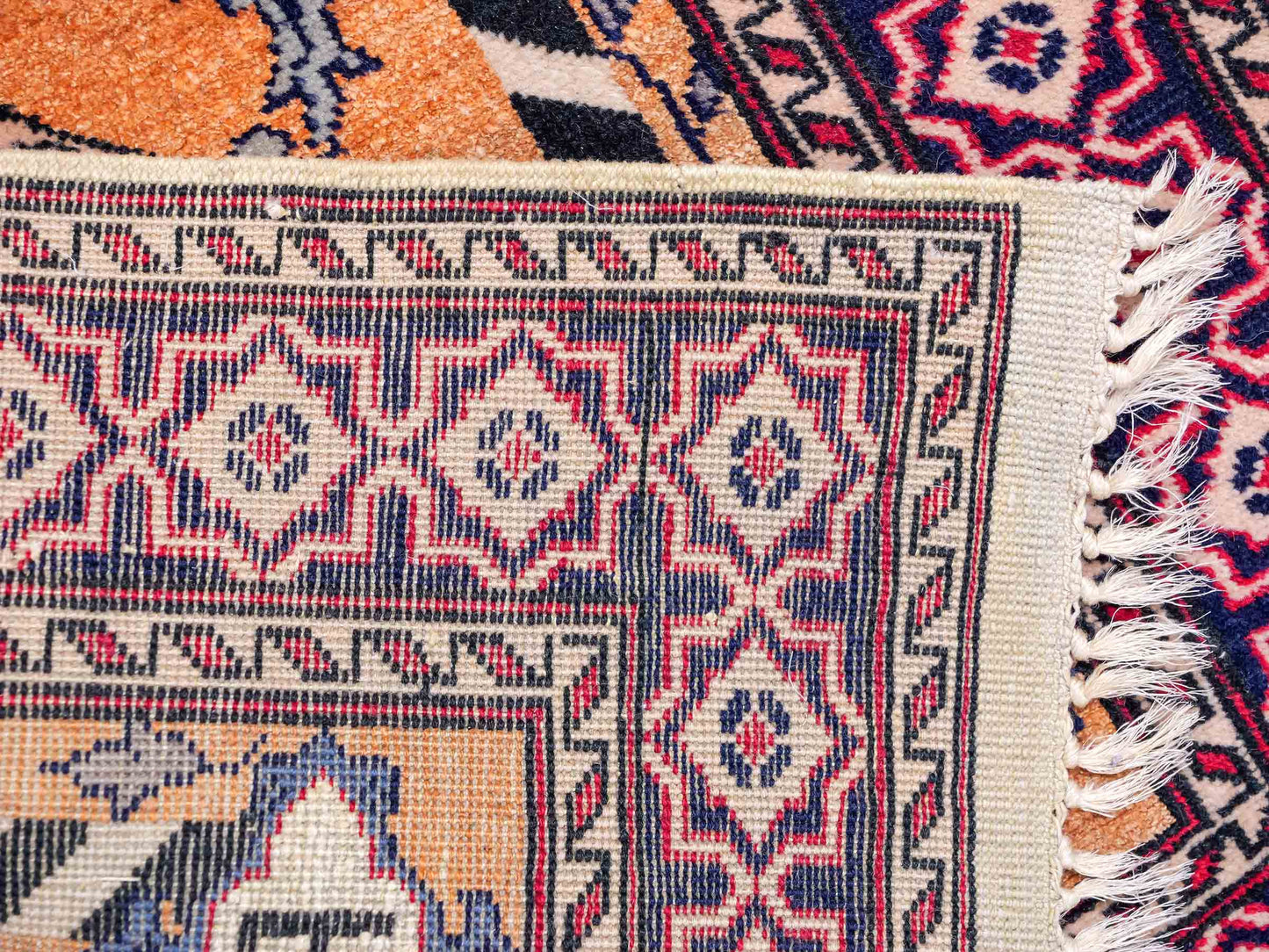 Feiner, handgeknüpfter Afghan Mauri Orientteppich aus Wolle mit Seide von Khademi. Farbe: Beige, gold, blau. Größe: 75 x 60 cm. Vertrieb durch JUPITER Intl.