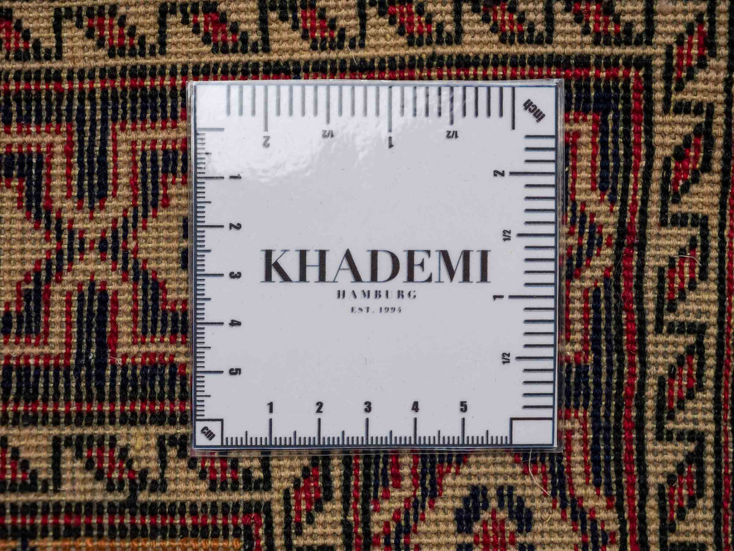 Feiner, handgeknüpfter Afghan Mauri Orientteppich aus Wolle mit Seide von Khademi. Farbe: Beige, gold, blau. Größe: 75 x 60 cm. Vertrieb durch JUPITER Intl.