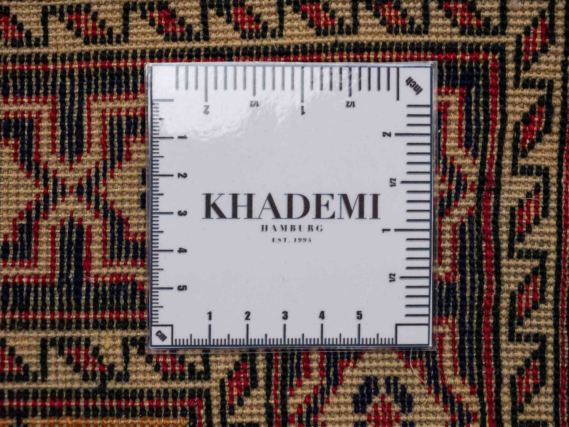 Feiner, handgeknüpfter Afghan Mauri Orientteppich aus Wolle mit Seide von Khademi. Farbe: Beige, gold, blau. Größe: 75 x 60 cm. Vertrieb durch JUPITER Intl.