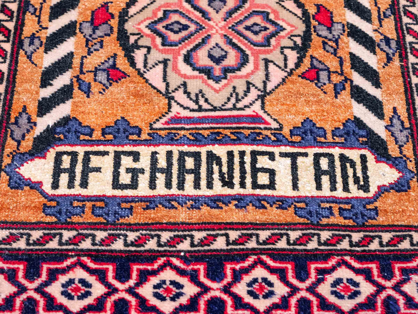Feiner, handgeknüpfter Afghan Mauri Orientteppich aus Wolle mit Seide von Khademi. Farbe: Beige, gold, blau. Größe: 75 x 60 cm. Vertrieb durch JUPITER Intl.