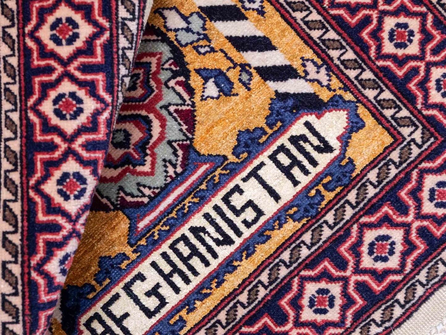Feiner, handgeknüpfter Afghan Mauri Orientteppich aus Wolle mit Seide von Khademi. Farbe: Beige, gold, blau. Größe: 75 x 60 cm. Vertrieb durch JUPITER Intl.