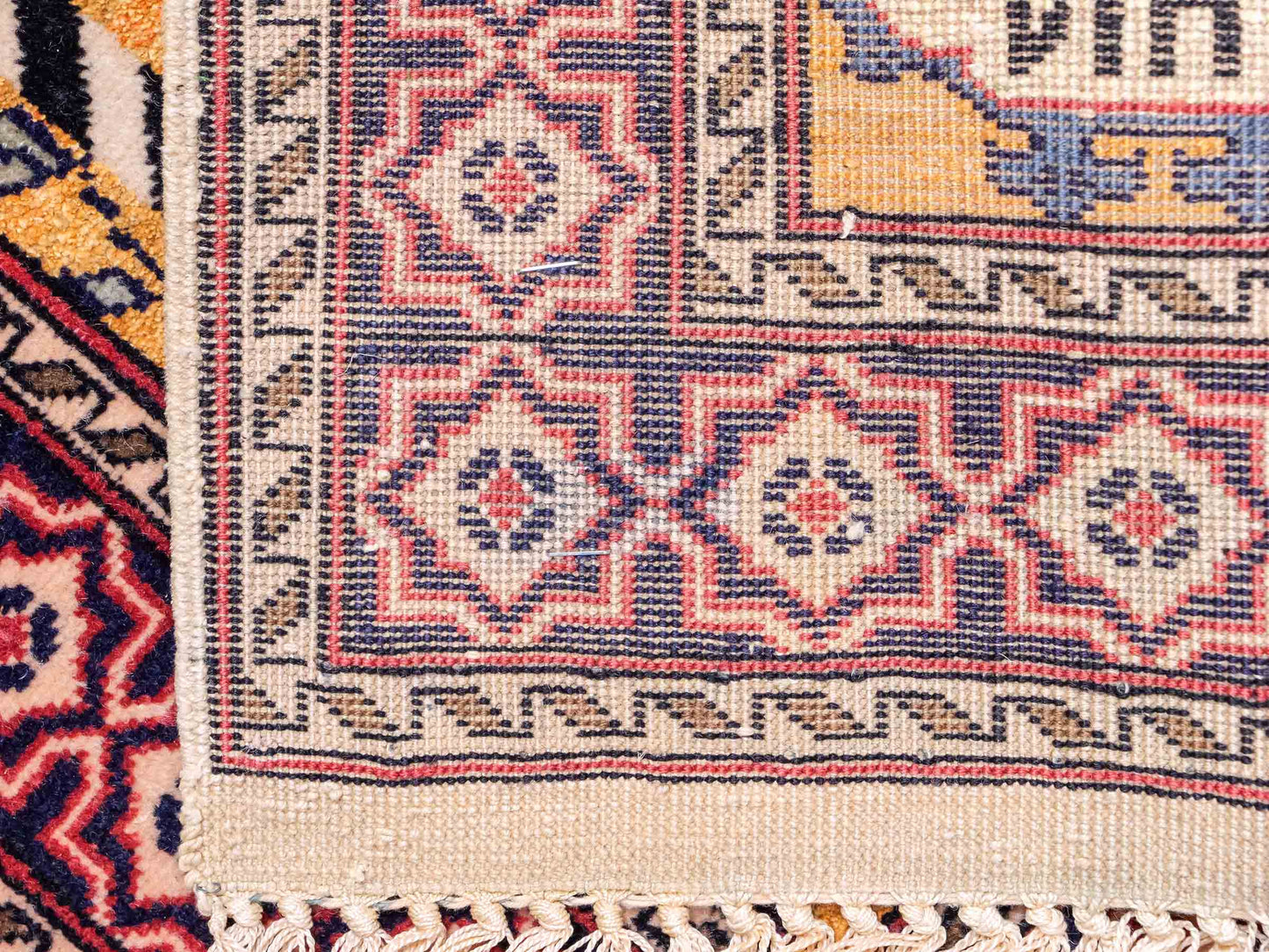 Feiner, handgeknüpfter Afghan Mauri Orientteppich aus Wolle mit Seide von Khademi. Farbe: Beige, gold, blau. Größe: 75 x 60 cm. Vertrieb durch JUPITER Intl.