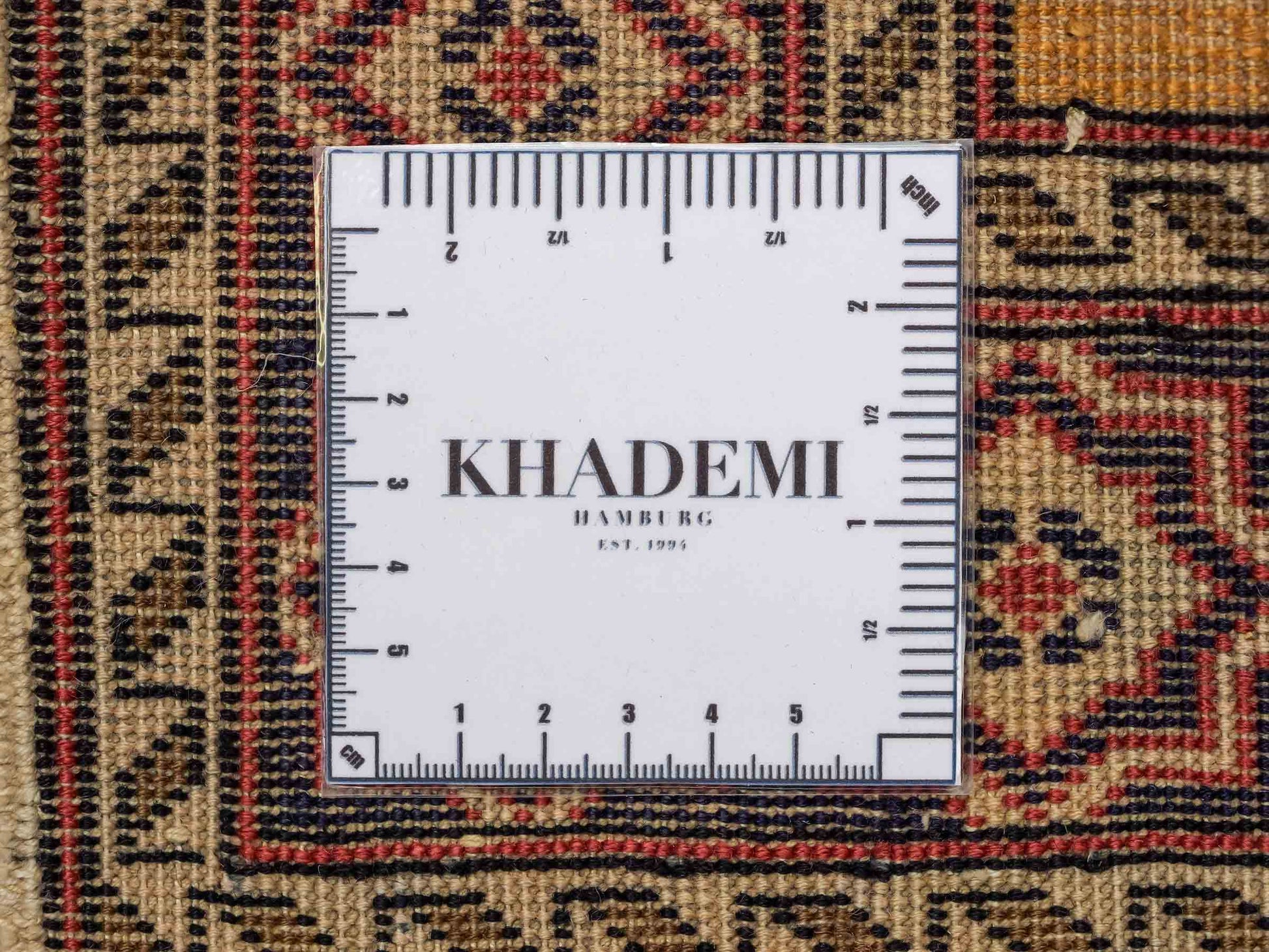 Feiner, handgeknüpfter Afghan Mauri Orientteppich aus Wolle mit Seide von Khademi. Farbe: Beige, gold, blau. Größe: 75 x 60 cm. Vertrieb durch JUPITER Intl.