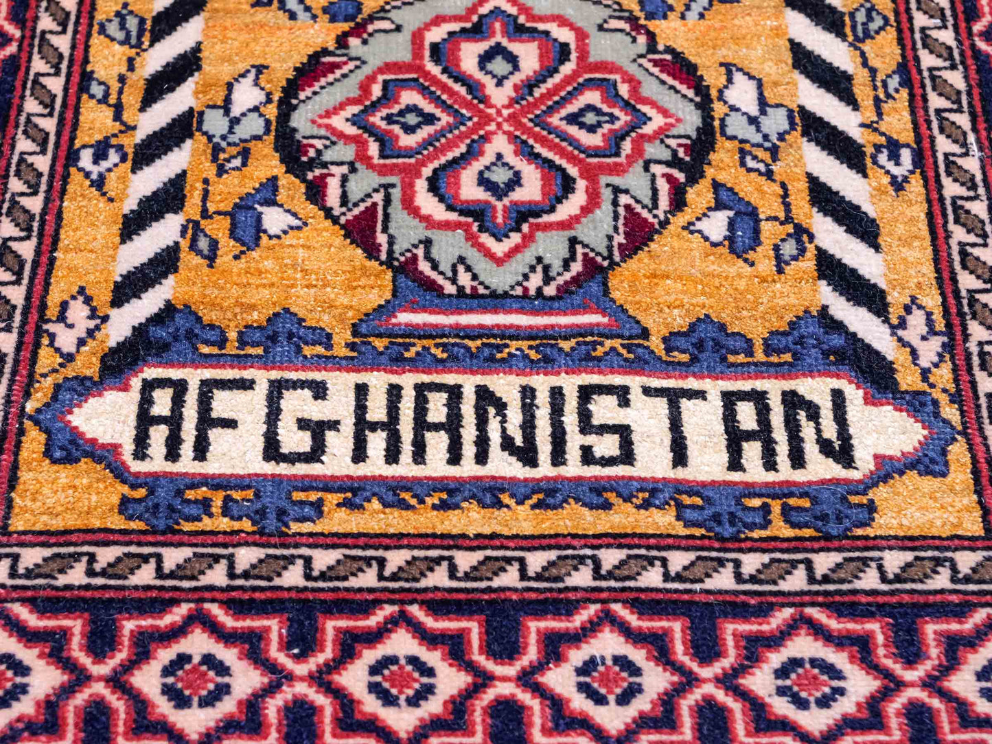 Feiner, handgeknüpfter Afghan Mauri Orientteppich aus Wolle mit Seide von Khademi. Farbe: Beige, gold, blau. Größe: 75 x 60 cm. Vertrieb durch JUPITER Intl.