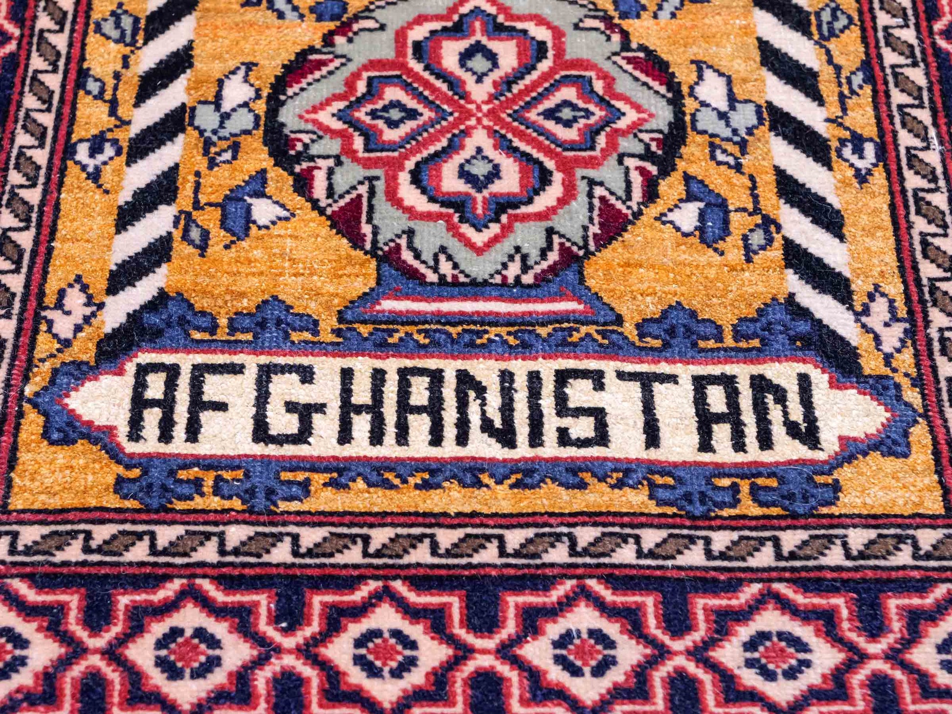 Feiner, handgeknüpfter Afghan Mauri Orientteppich aus Wolle mit Seide von Khademi. Farbe: Beige, gold, blau. Größe: 75 x 60 cm. Vertrieb durch JUPITER Intl.