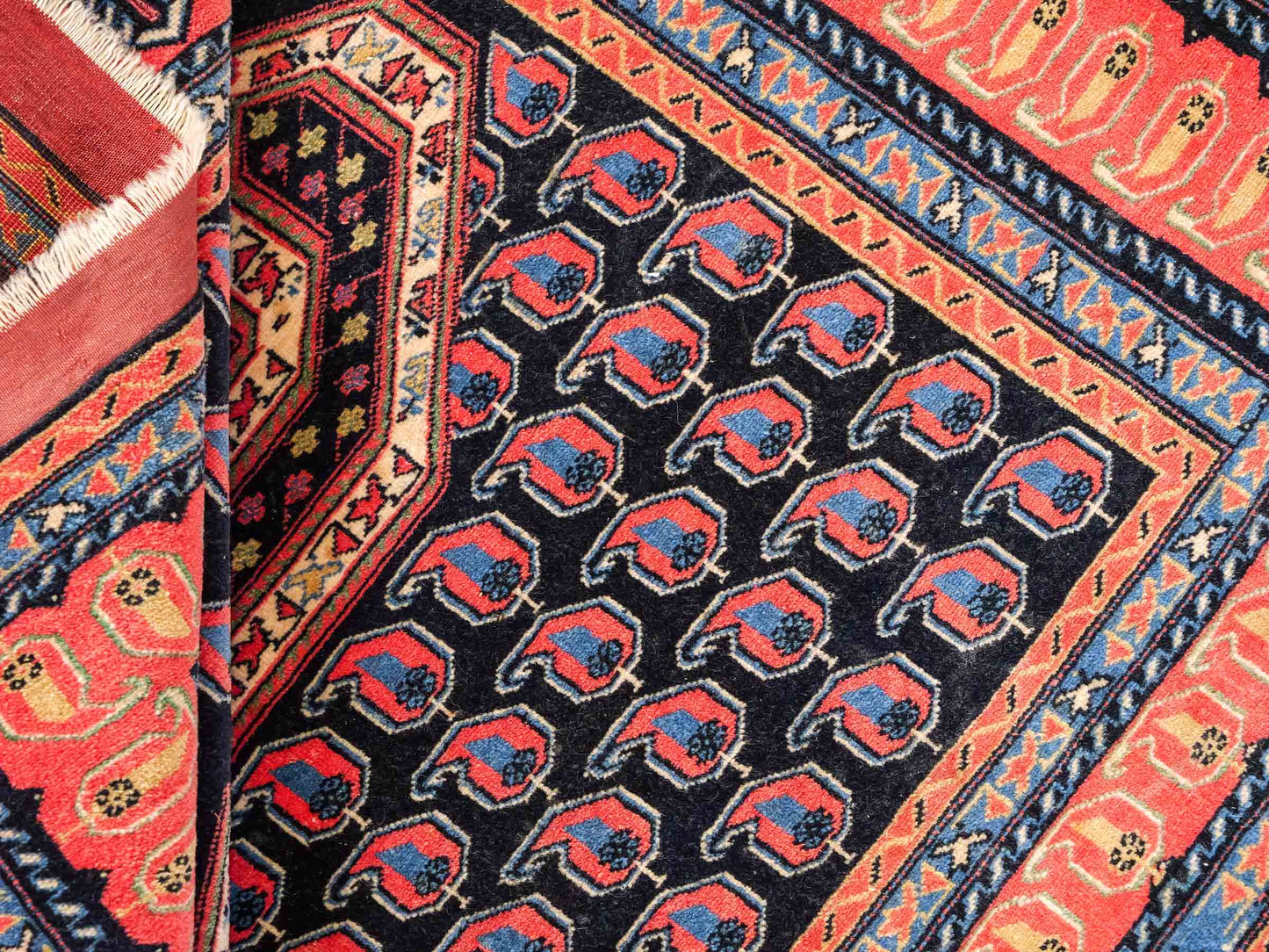 Antiker, handgeknüpfter Afghan Orientteppich aus Wolle von Khademi. Größe: 116 x 94 cm. Farbe: Blau, orange, rot. Verkauf durch JUPITER Intl.